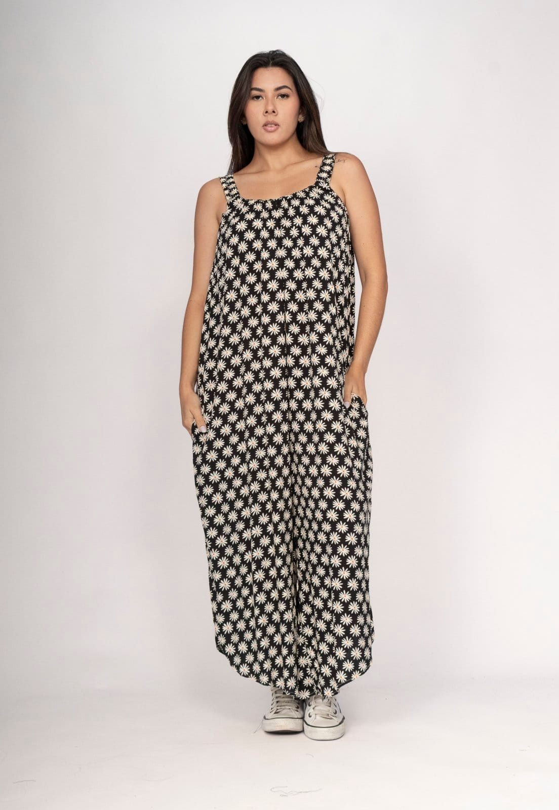 Vista 2 Macacão CabanaFree Saruel Guri Viscose Alça com Elástico Estampa Encanto das Margaridas Cabanafree estampado