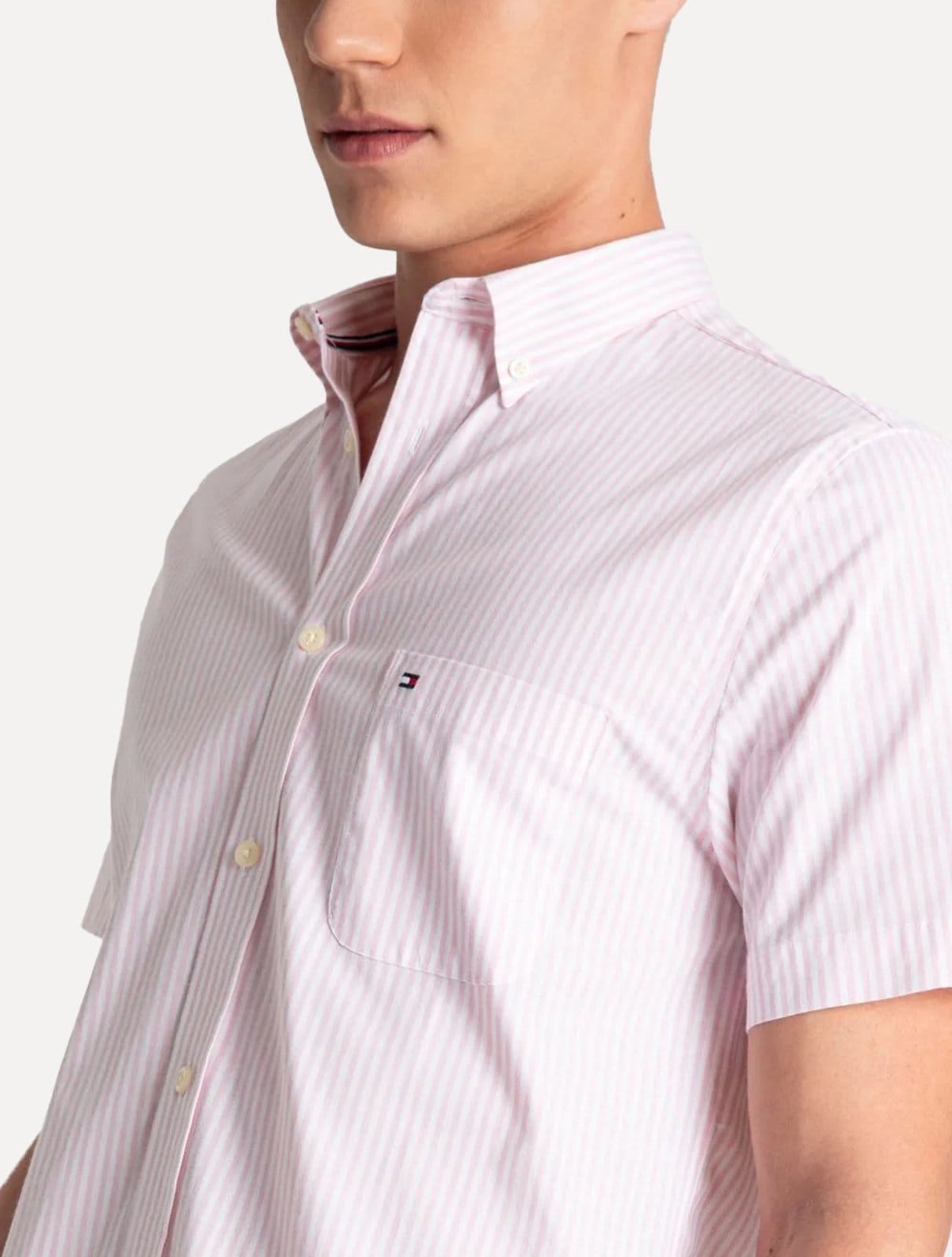 Vista 2 Camisa Tommy Hilfiger Masculina Manga Curta Regular Listrada Oxford Claro Tommy Hilfiger rosa