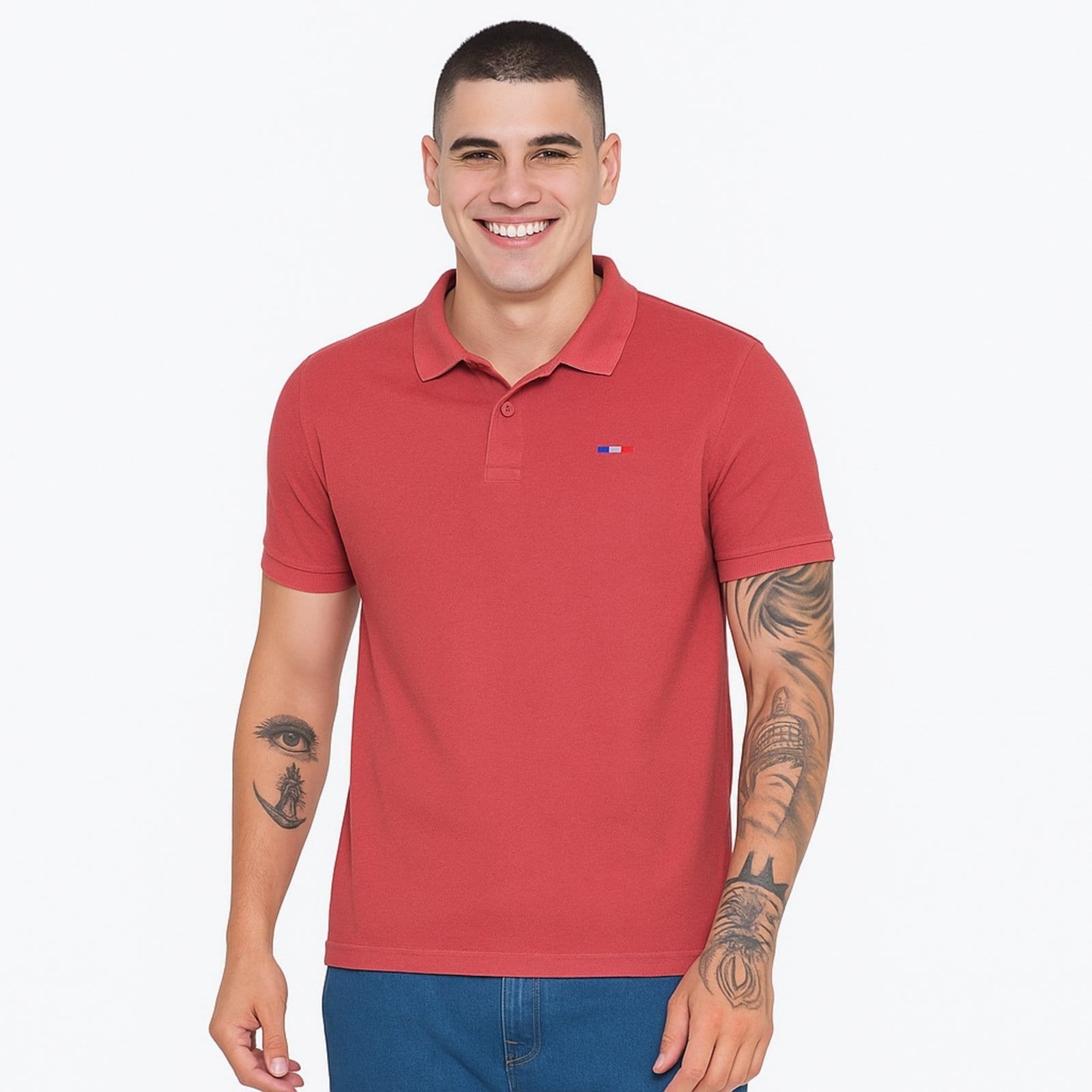 Vista 2 Kit 2 Polos Masculina Básicas FMF Bege Claro e Piquet no Estilo Tommy Bordado França FMF branco