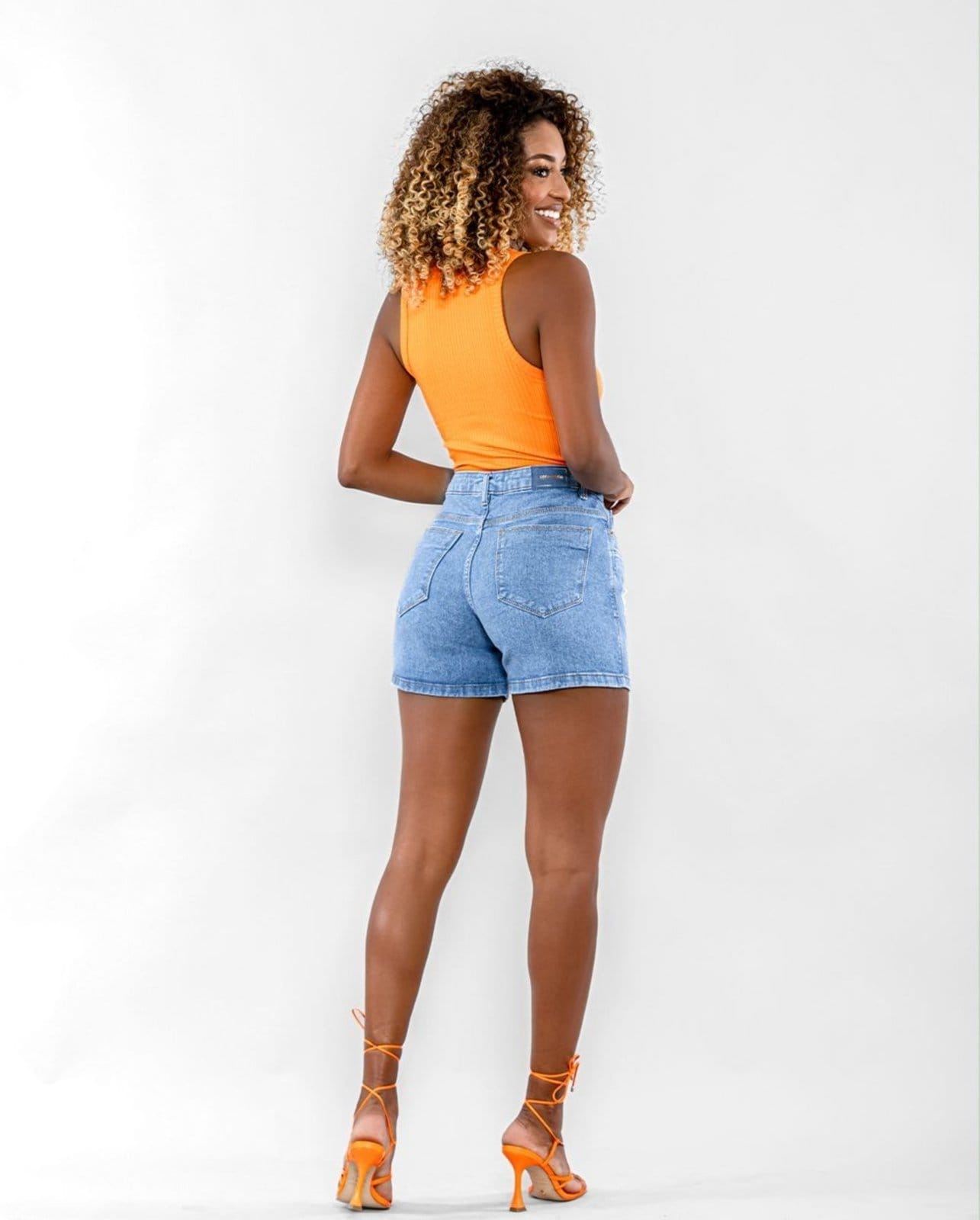 Vista 2 Shorts Feminino Boyfriend com Botões Revestidos 22635 Clara Consciência jeans