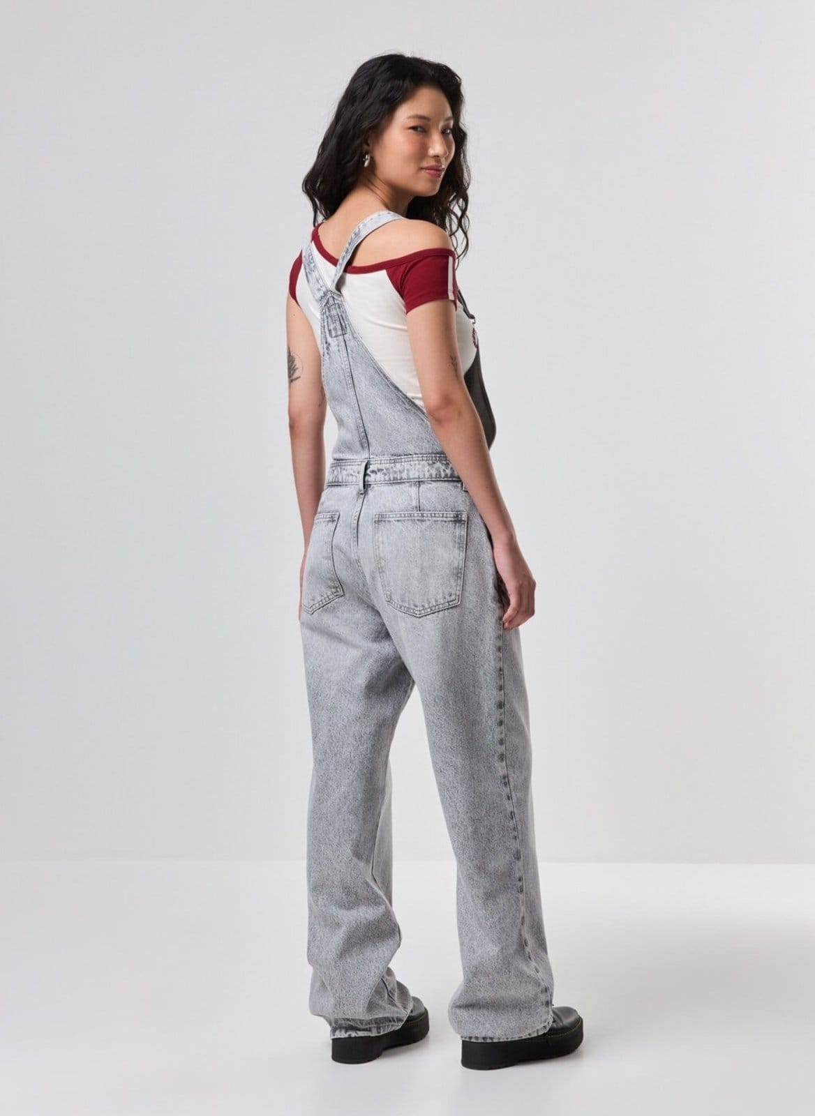 Vista 2 Macacão Jardineira Jeans Youcom cinza