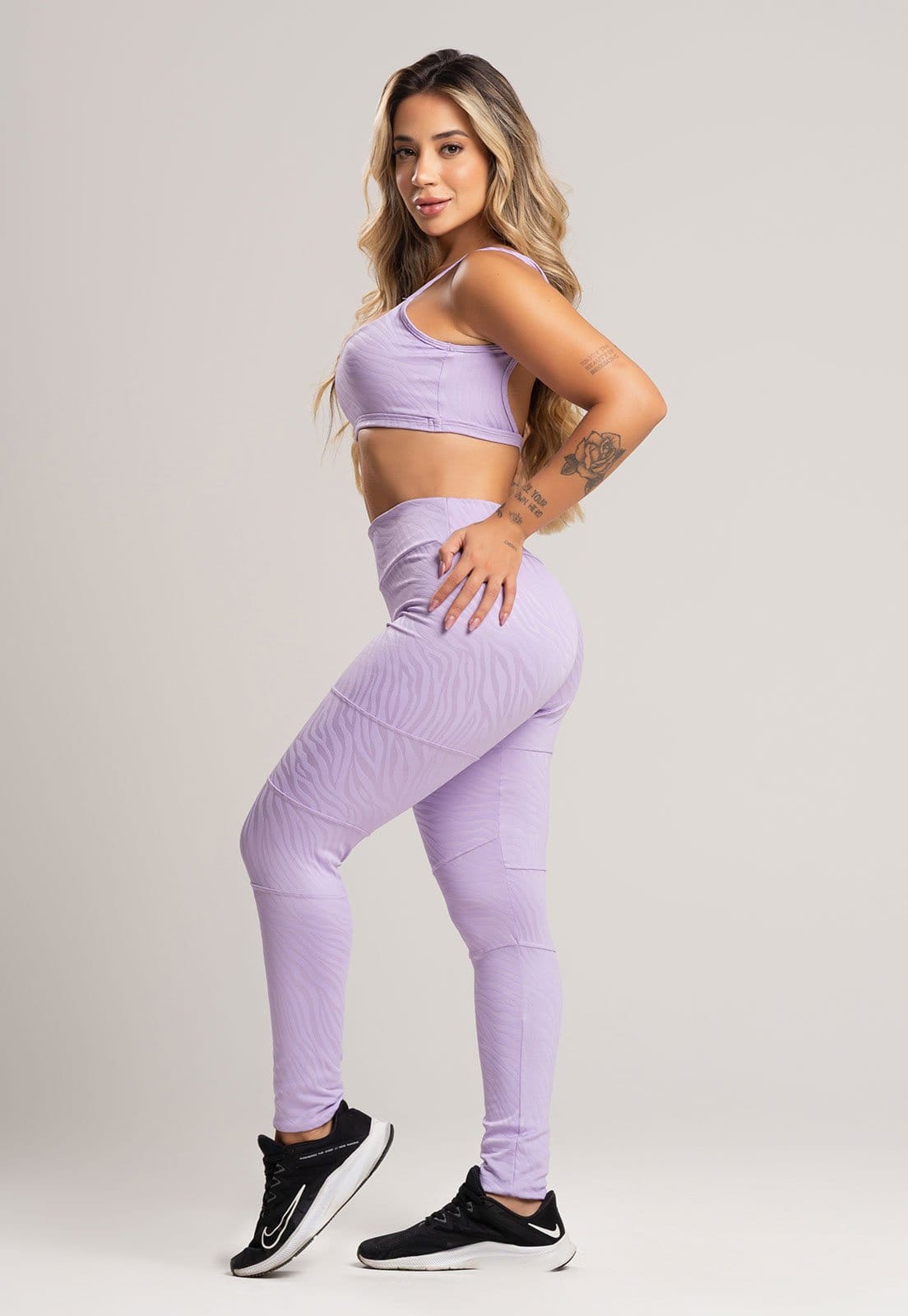 Vista 2 Calça Legging MVB Modas Recortes Textura Jacquard Cintura Alta Mvb Modas lilás