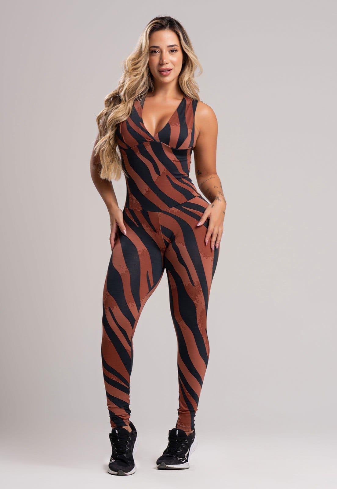 Vista 2 Macacão Longo MVB Modas Bojo Fitness Suplex Safari Mvb Modas estampado/marrom/multicolorido/preto