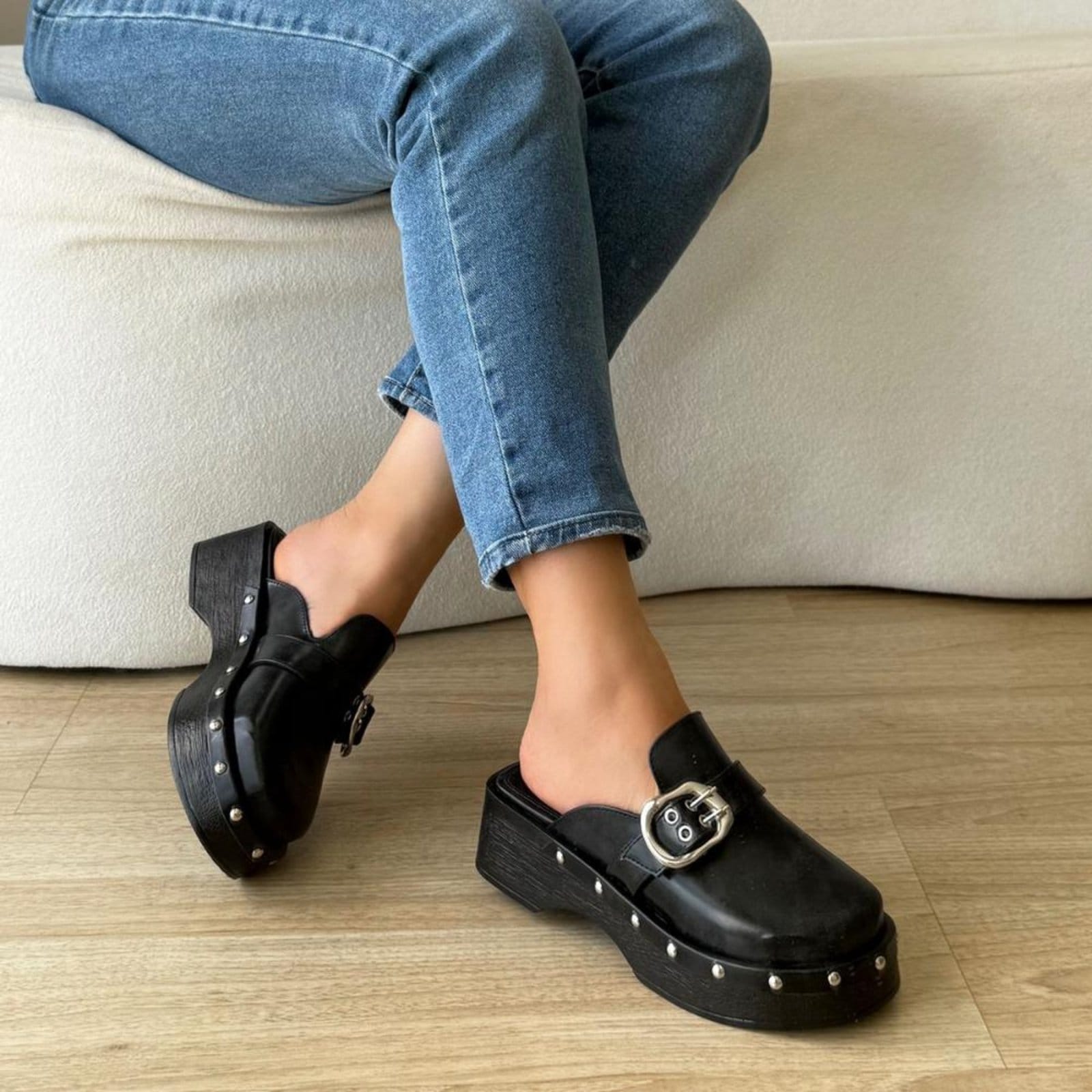 Vista 2 Amabile - Clog Feminino com Fivela Metalizada Damannu Shoes preto