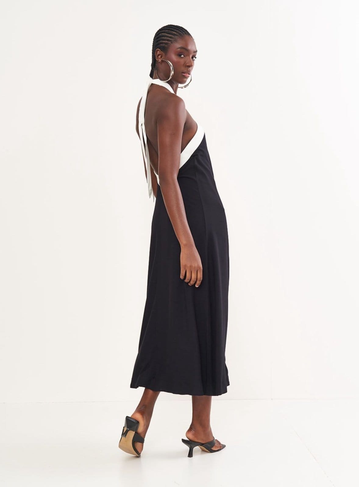 Vista 2 Vestido Midi Halter Com Amarração Colcci Colcci preto