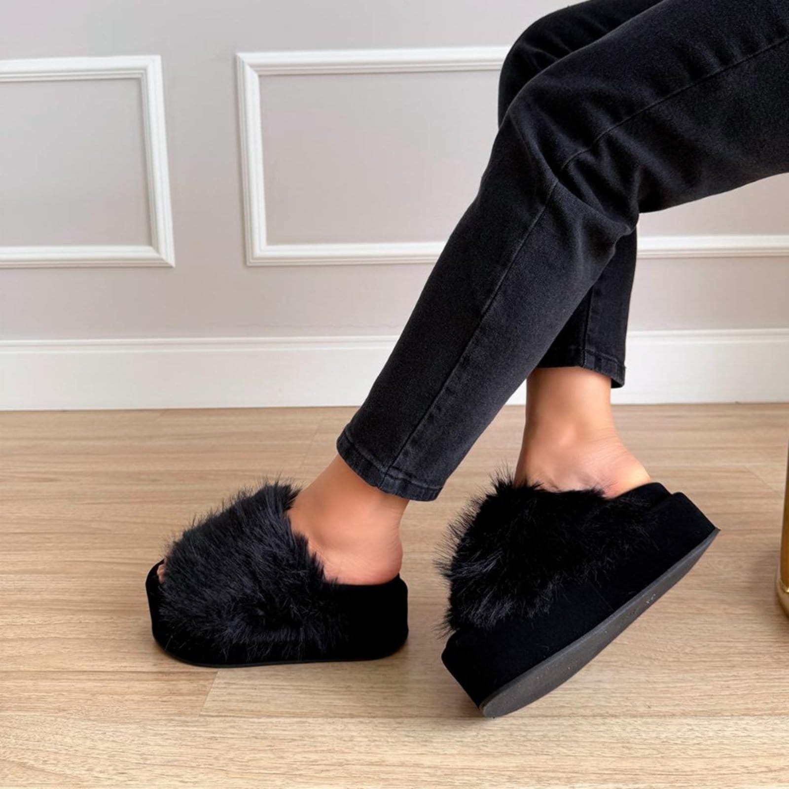 Vista 2 Tamanco Feminino Plataforma de Pelos Claire Damannu Shoes preto