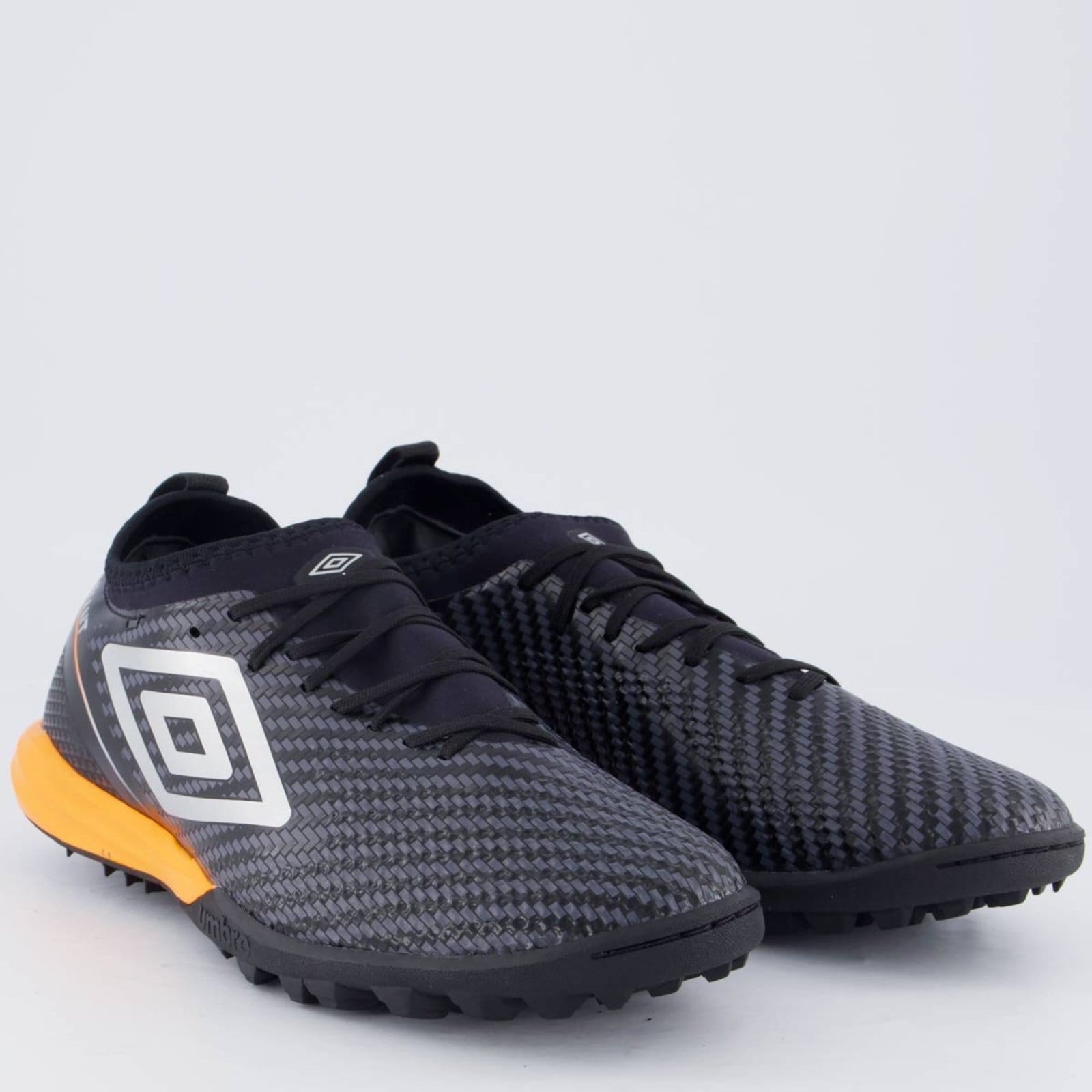 Vista 2 Chuteira Umbro Adamant Top Speed Club Society Preta e Laranja Umbro preto