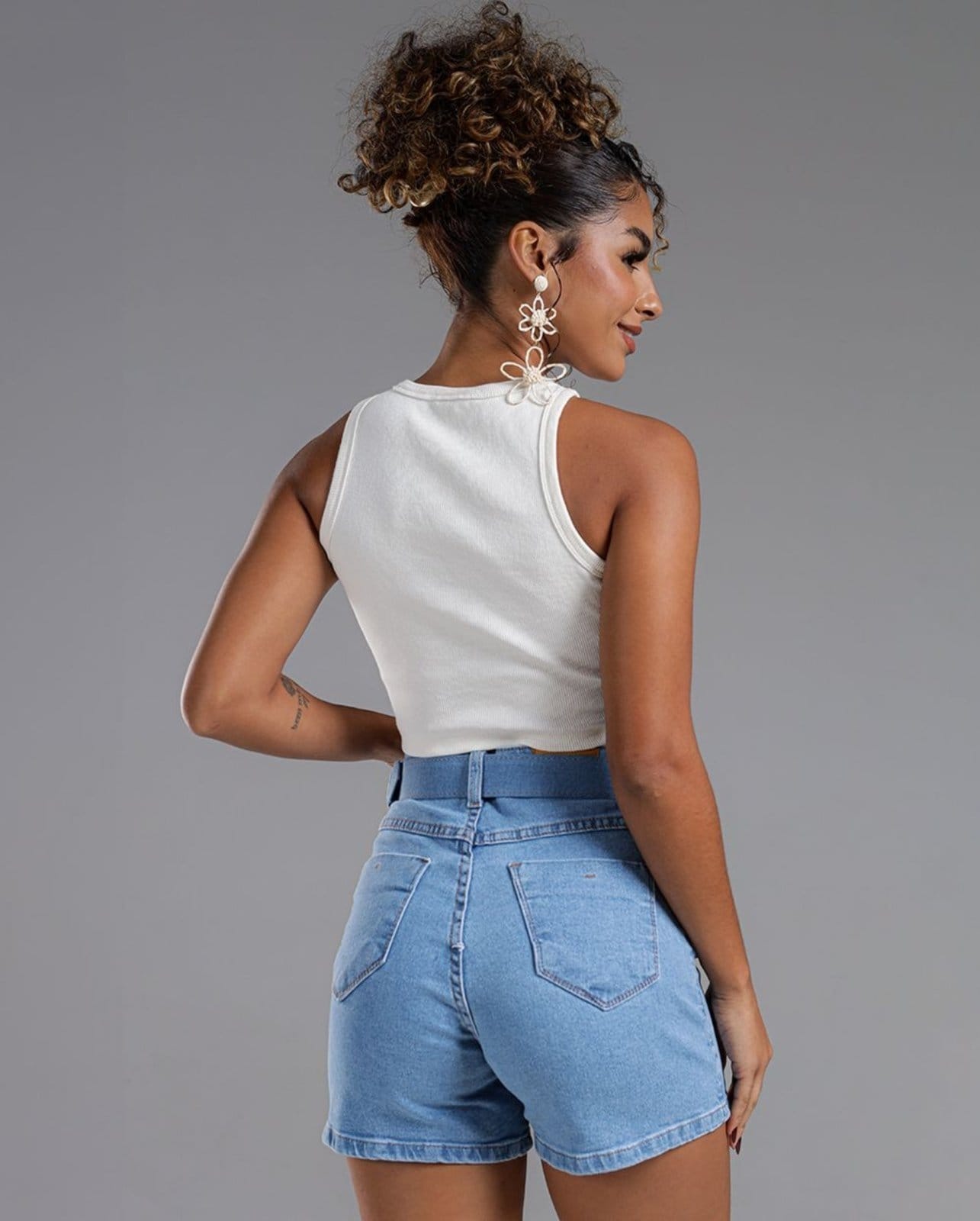 Vista 2 Shorts Mom Feminino Cintura Alta com Cinto 23980 Média Consciência jeans