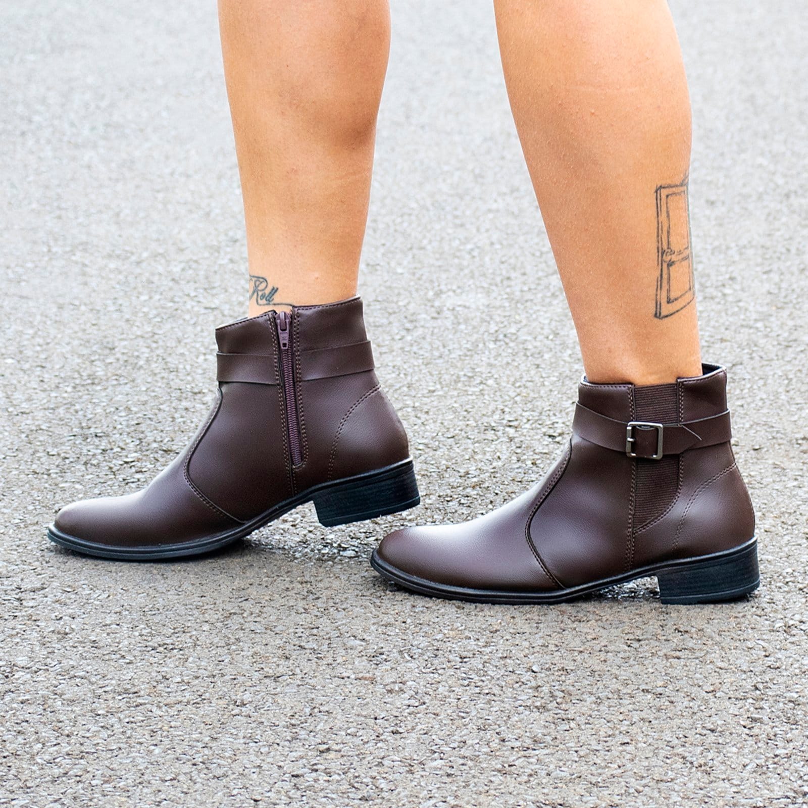 Vista principal Bota Feminina Épico Cano Curto Salto Baixo Lisa Confortável Moda Marrom ÉPICO CALÇADOS café