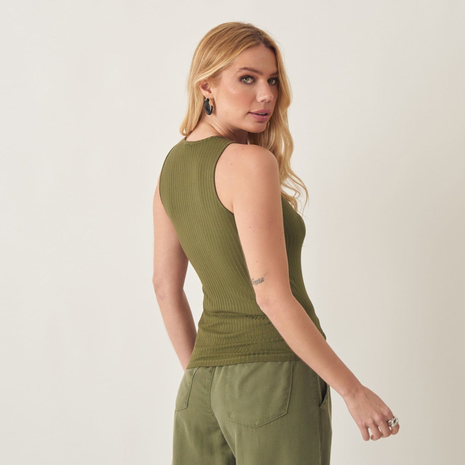 Vista 2 Regata Canelada Decote Redondo Bloom verde