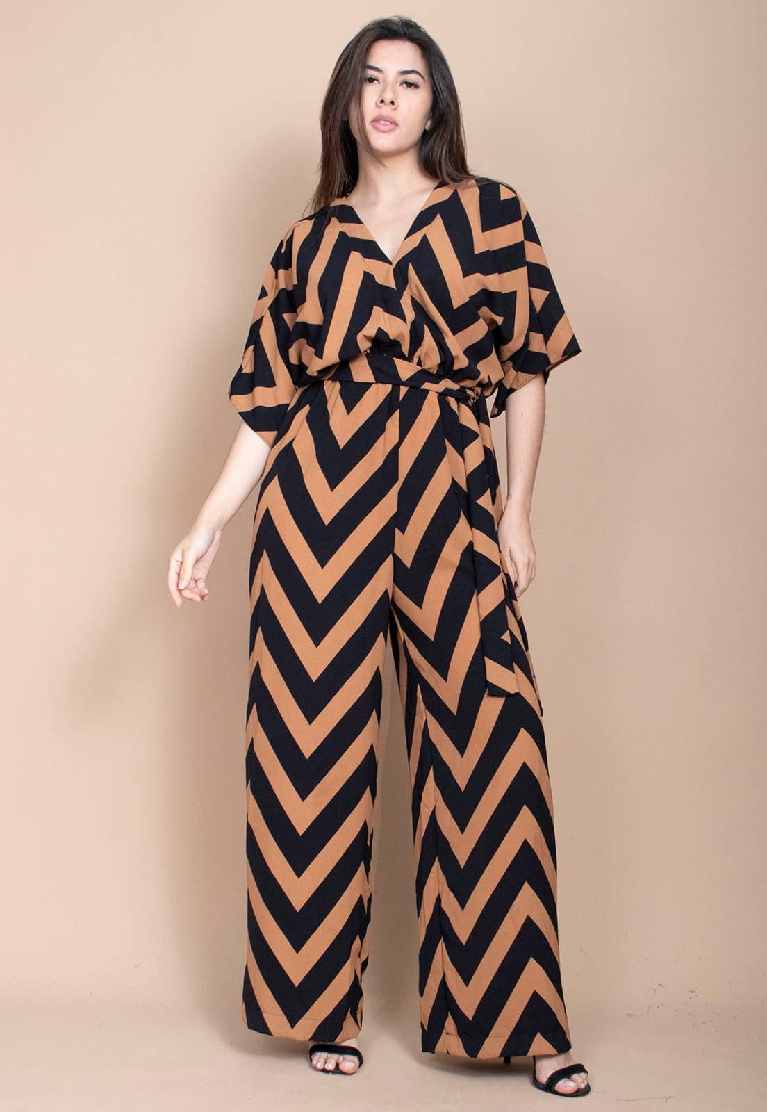 Macacão Cabanafree Longo Estampa Linhas Urbanas Marrom