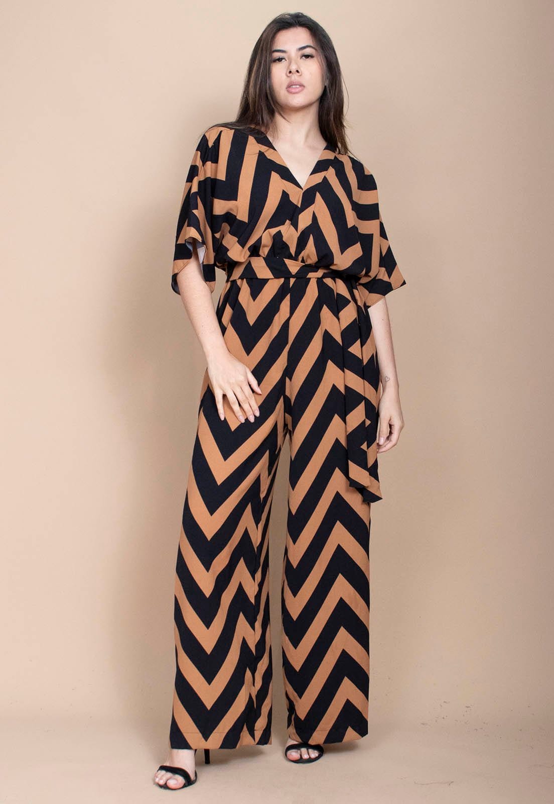 Vista 2 Macacão Cabanafree Longo Estampa Linhas Urbanas Marrom Cabanafree preto