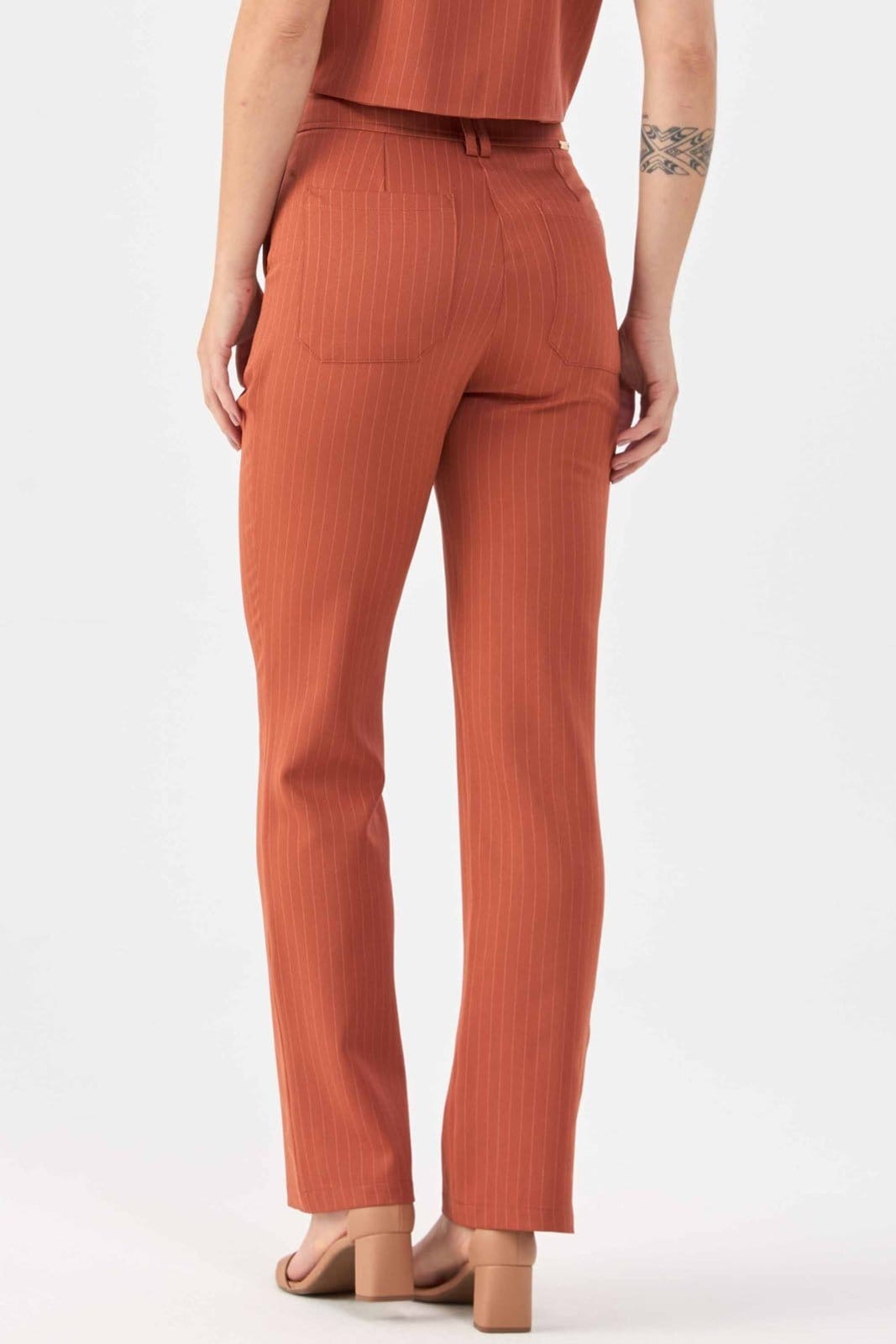 Calça PKS Alfaiataria Reta Risca Giz Terracota