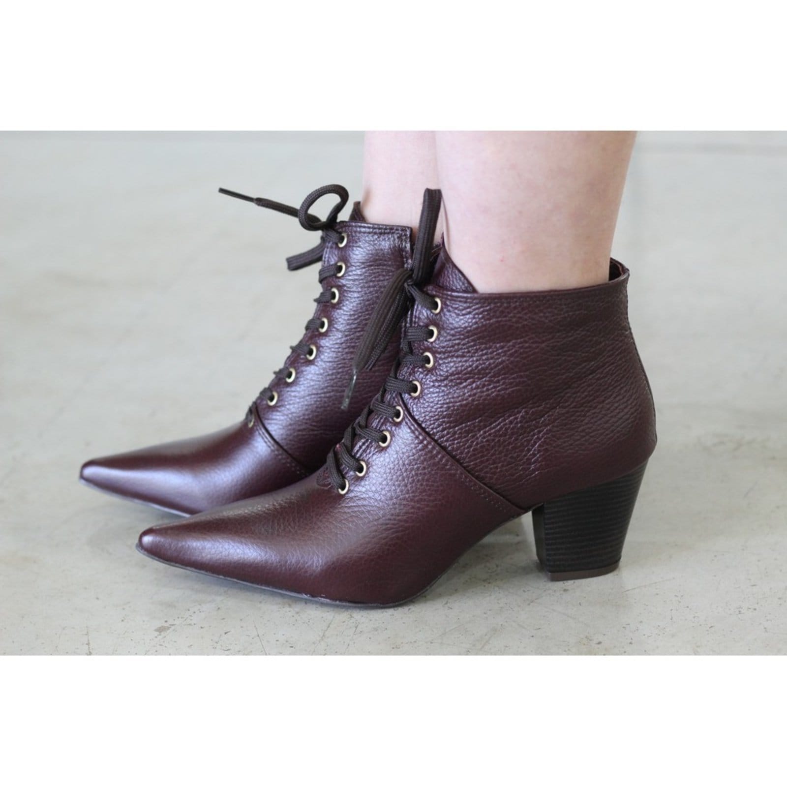 Bota Feminina Com Cadarço Bico Fino Cano Curto Couro Salto 6 CM Merlot