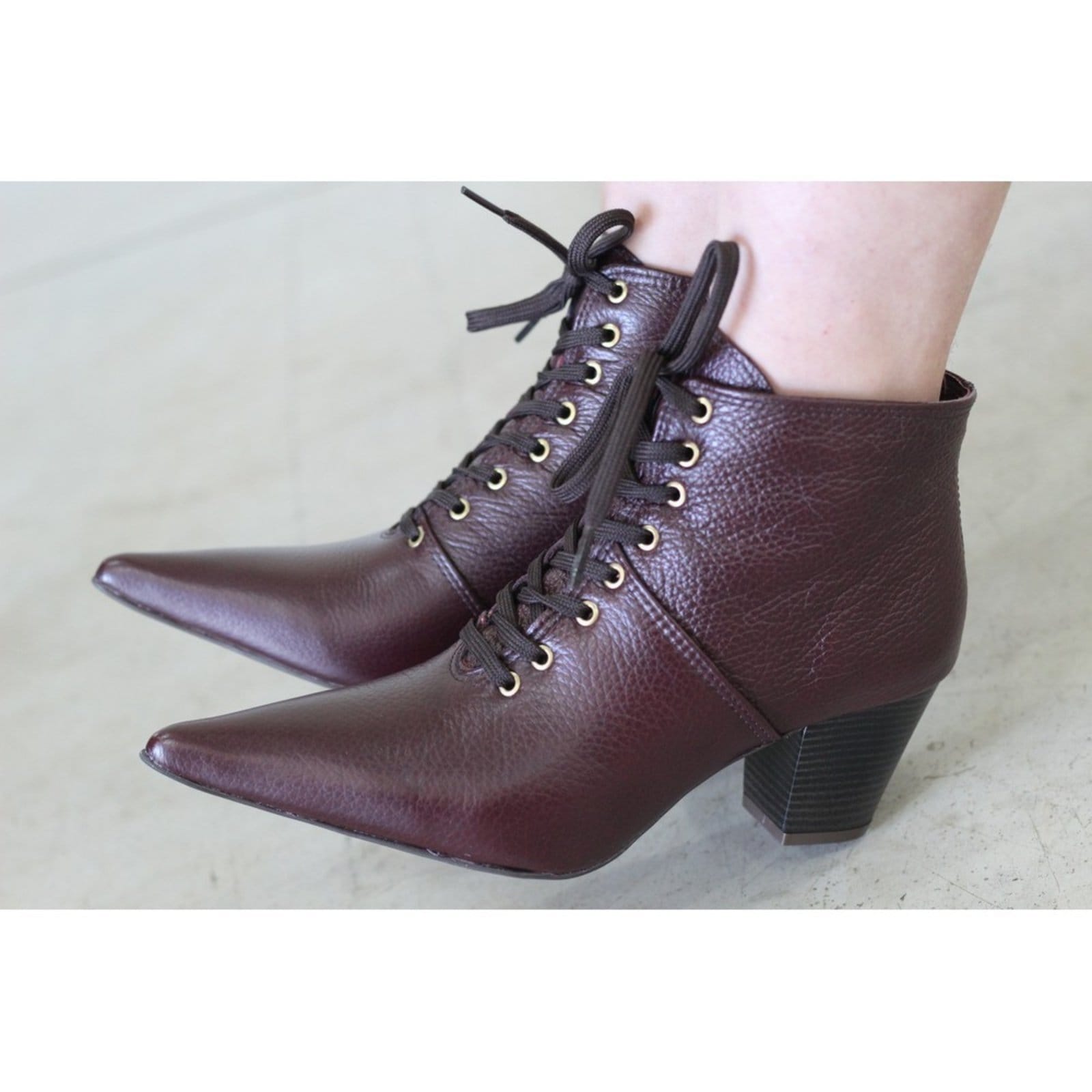 Vista 2 Bota Feminina Com Cadarço Bico Fino Cano Curto Couro Salto 6 CM Merlot Spinelli vinho