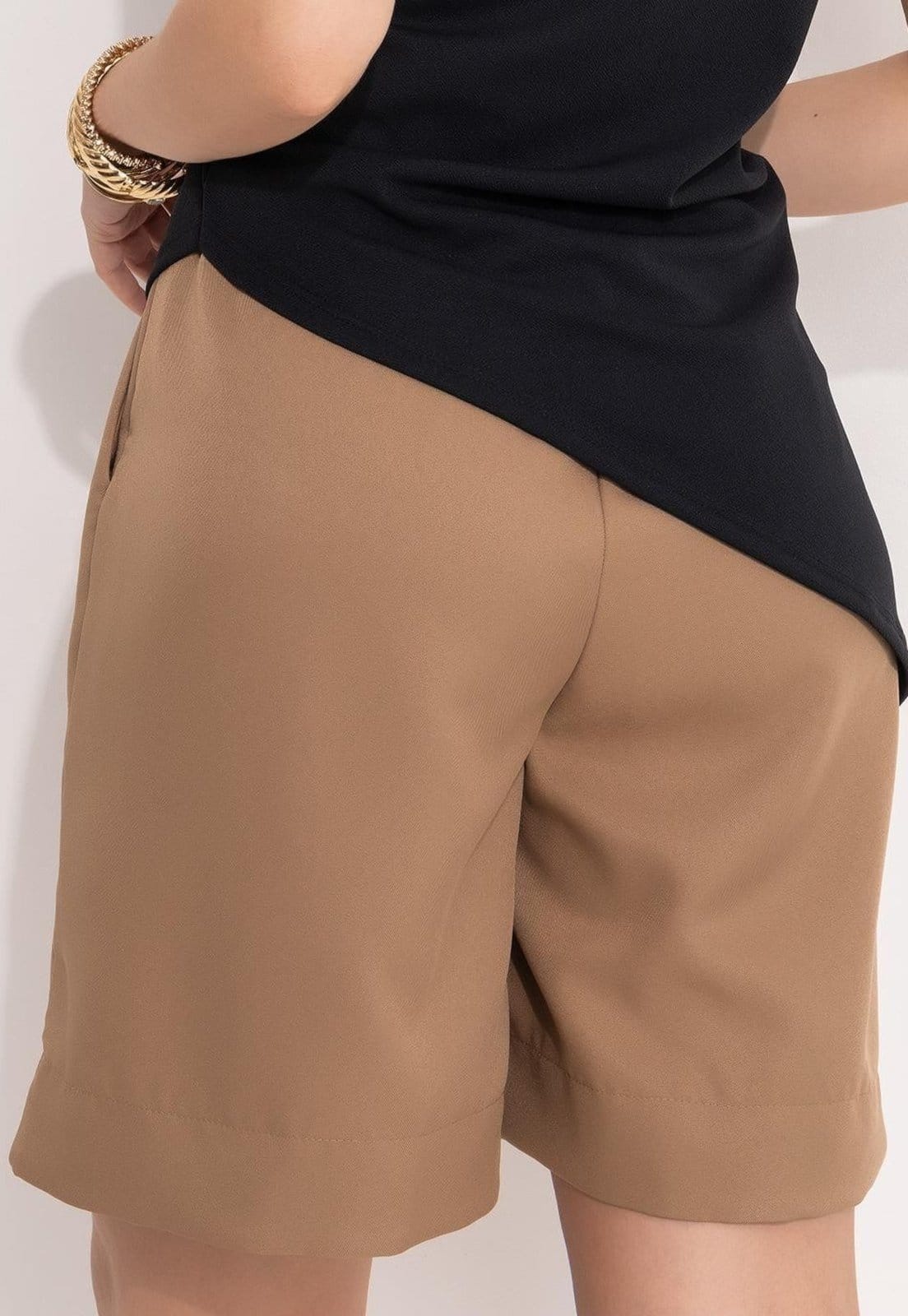 Vista 2 Short Em Alfaiataria Cáqui Quintess bege