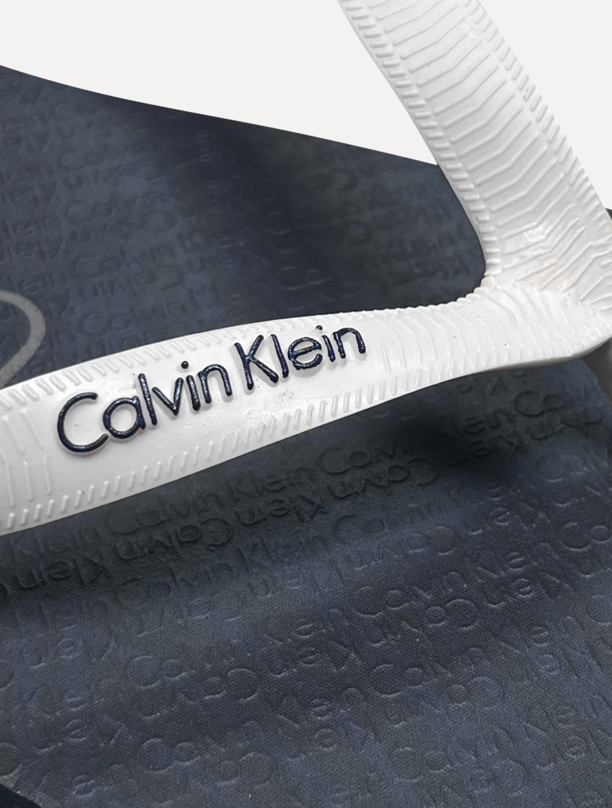 Vista 2 Chinelo Calvin Klein Swimwear Silk Waves Logo Calvin Klein azul marinho