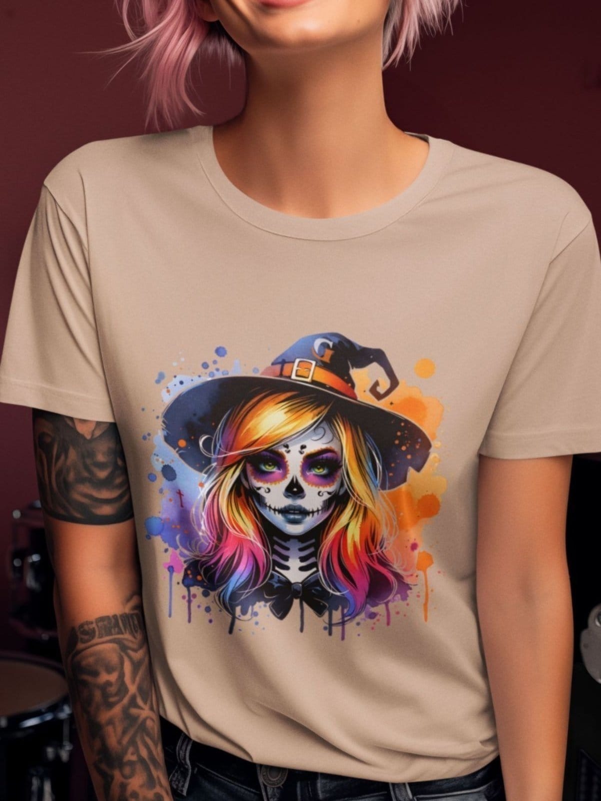 Vista 2 Camiseta Básica Feminina Bruxinha Colorida Halloween Caqui Gugi cáqui caqui