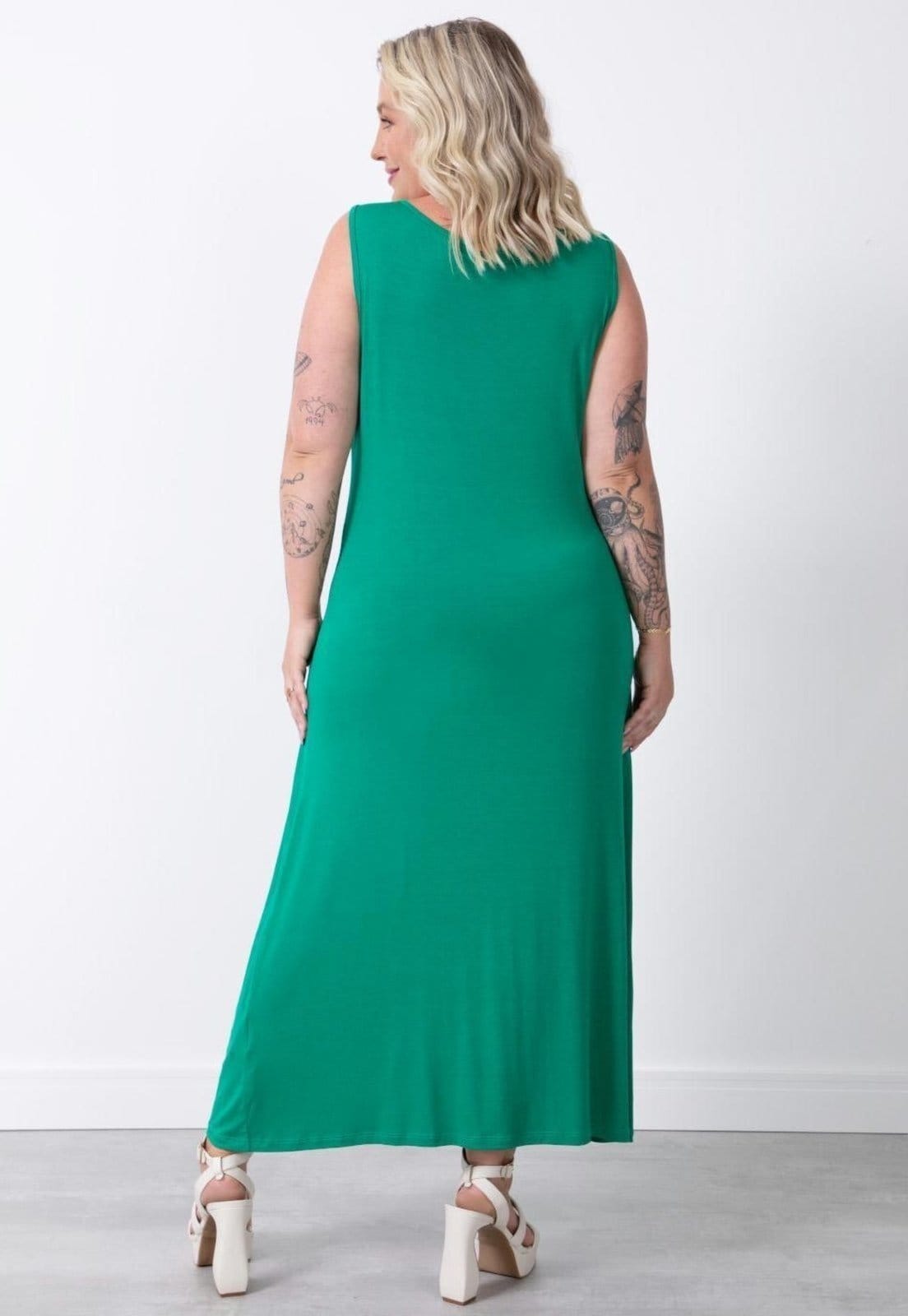 Vista 2 Vestido Midi Sem Mangas Com Botões Quintess verde