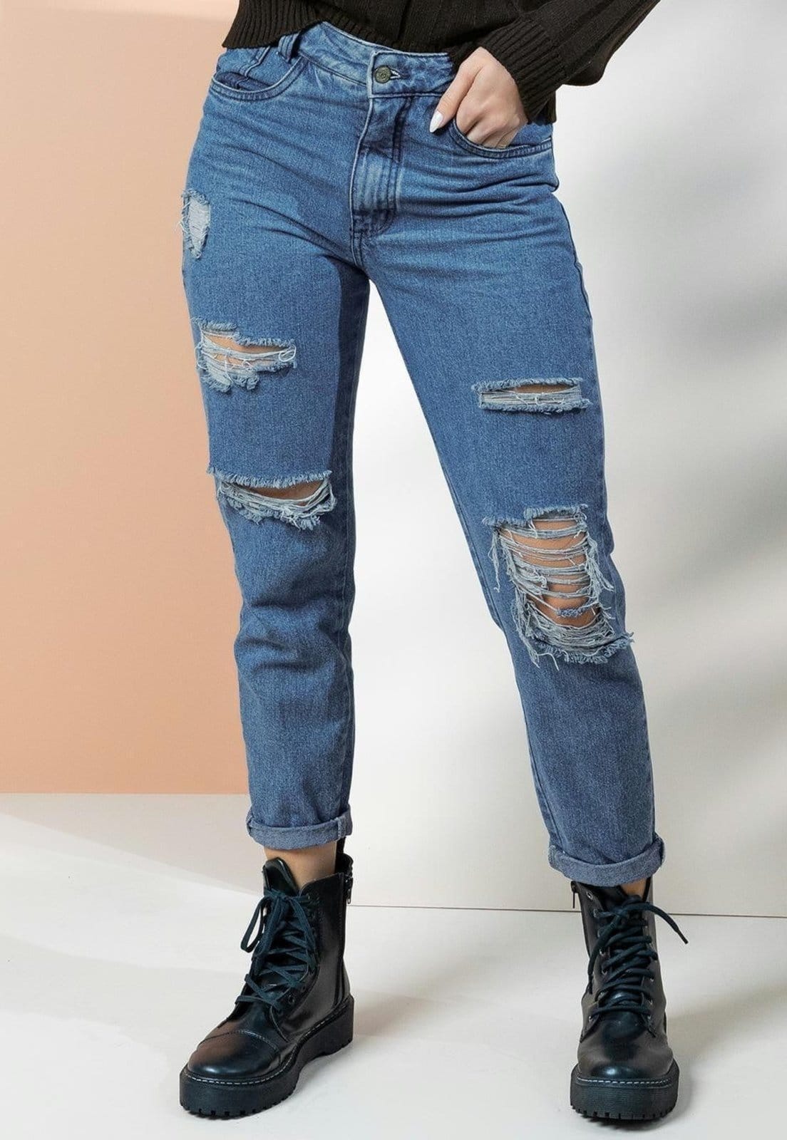 Calça Com Rasgados E Bolsos