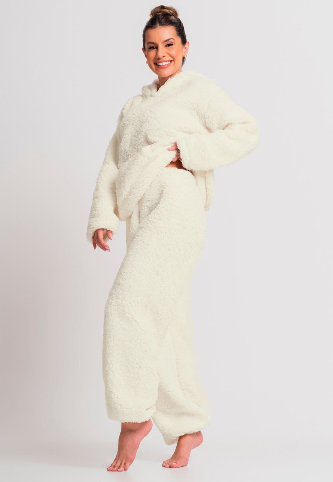 Vista 2 Pijama MVB Modas Longo Feminino Flanelado Teddy Capuz Bolso Pelucia Off White Mvb Modas branco/off-white white