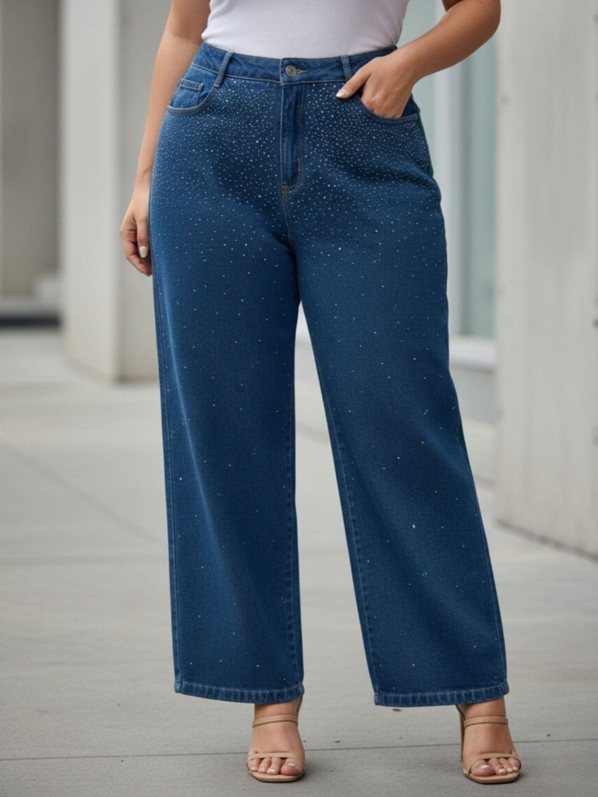 Vista 2 Calça Jeans Feminina Plus Size Reta Brilhos Cintura Alta Bolsos Azul Escuro Barra Feita Razon Jeans jeans azul