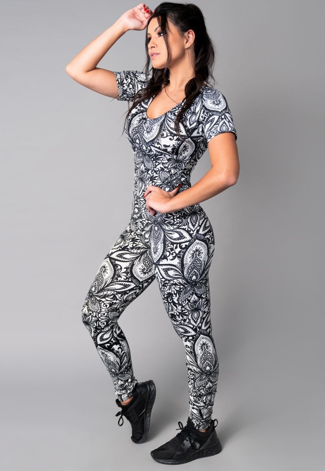 Vista 2 Macacão MVB Modas Longo Feminino Manga Curta Fitness Suplex Mandala Mvb Modas branco/multicolorido/preto