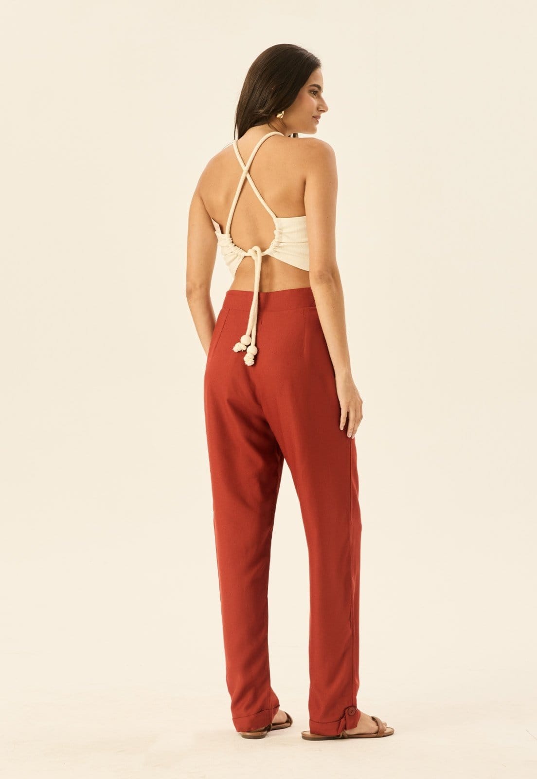 Vista 2 Calça Cenoura Pregas CaCay amarelo