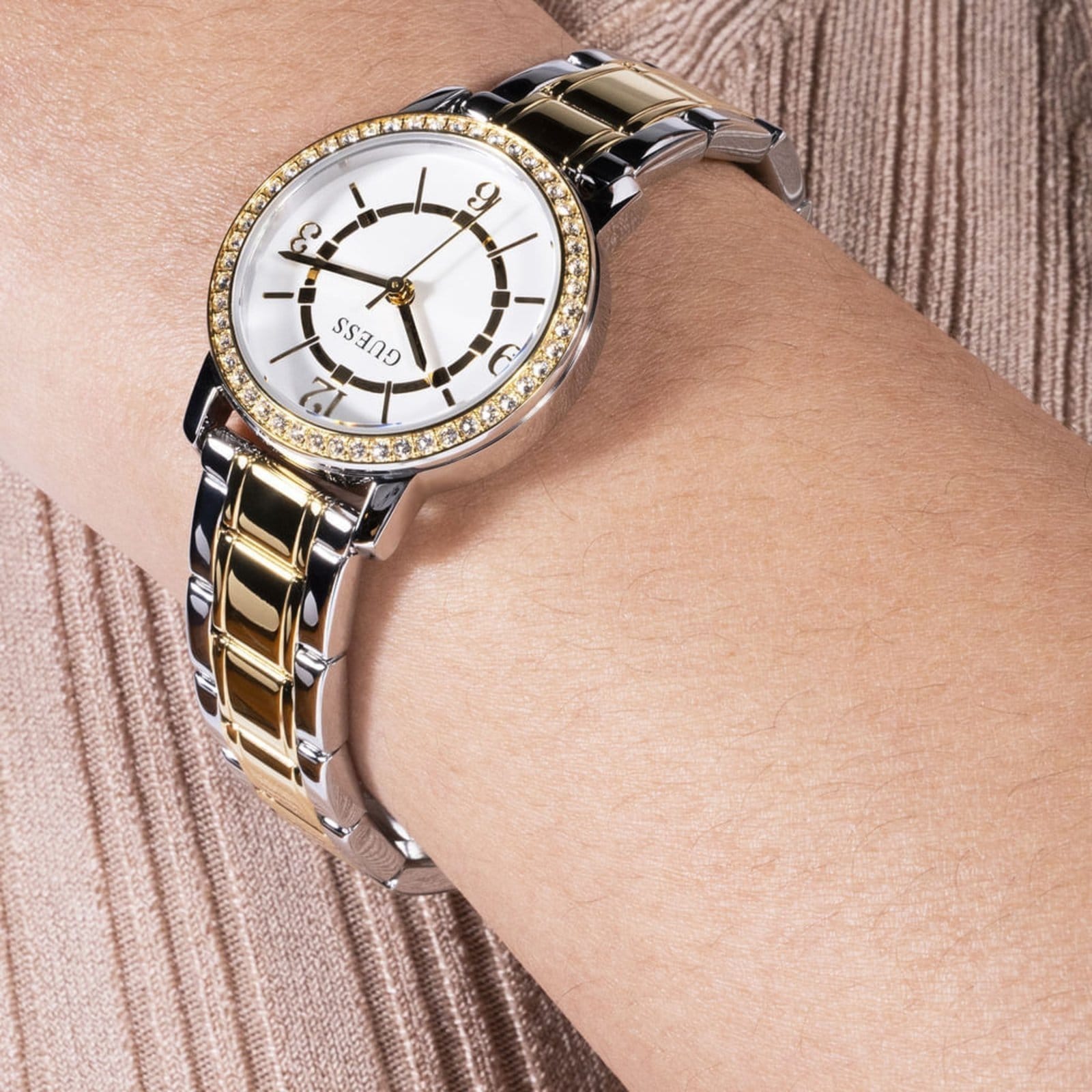 Vista 2 Relógio Guess Feminino e Dourado Caixa Pequena Guess prata