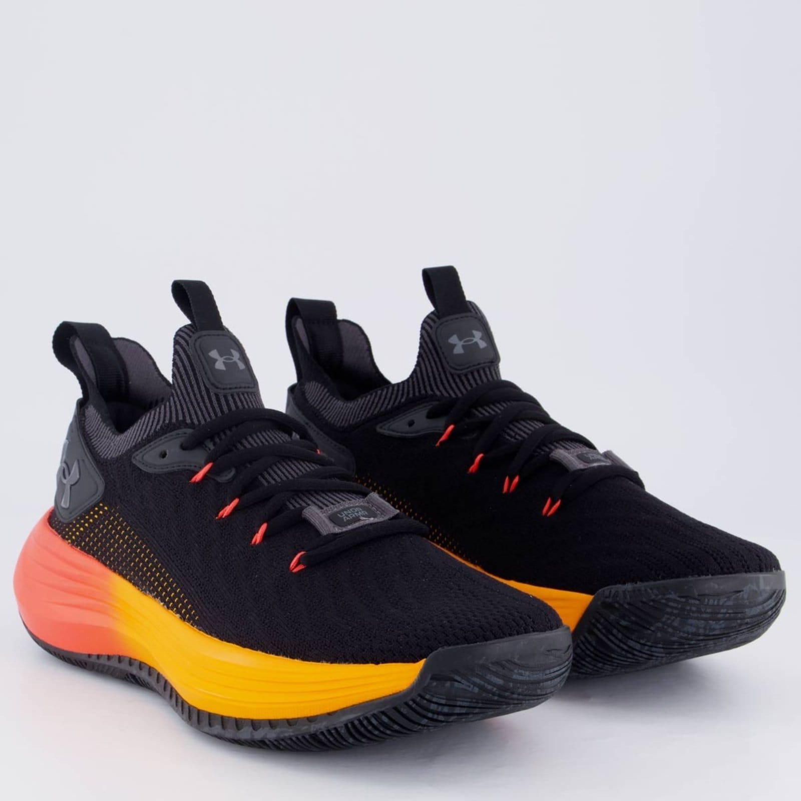 Vista 2 Tênis Under Armour Hooper e Laranja Under Armour preto