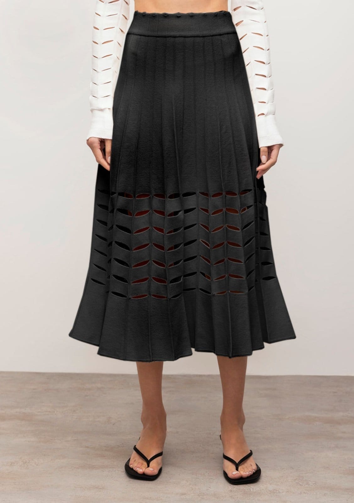 Vista 2 Saia Iódice Midi Fluida Com Recorte IÓDICE preto