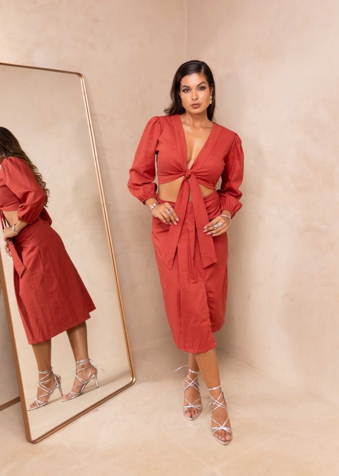 Vista 2 Conjunto Cropped Manga 3/4 e Saia Midi Linho Améllite Cia do Vestido marsala Cia do Vestido vermelho