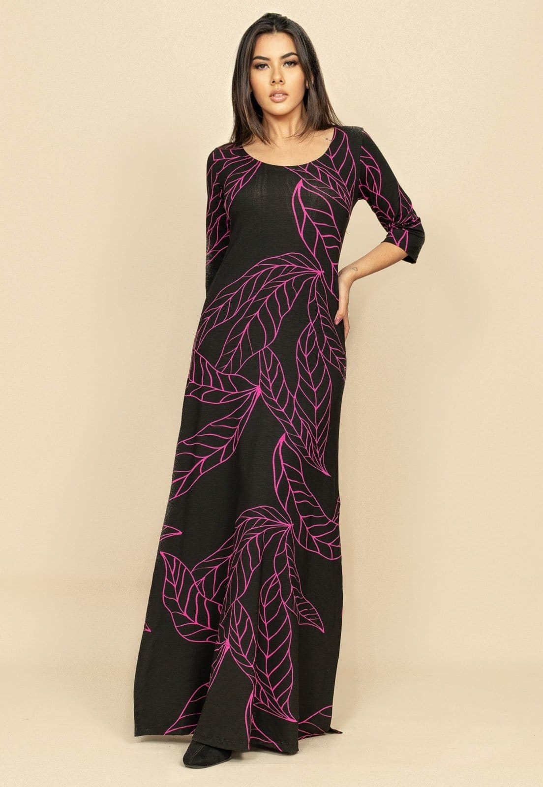 Vista 2 Vestido Longo Malha Gola Canoa Manga 3/4 Estampa Antúrios Lilás Amazonia Vital preto