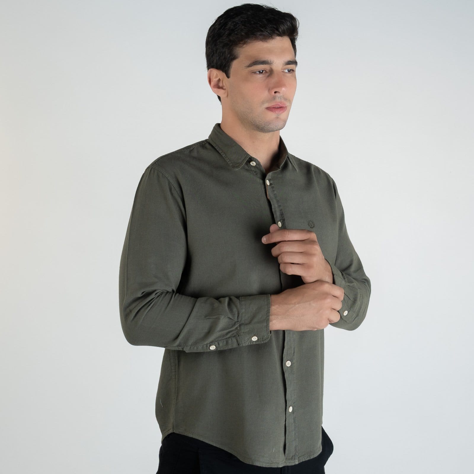 Vista 2 Camisa Linho Pienza VersatiOld Musgo VERSATIOLD verde