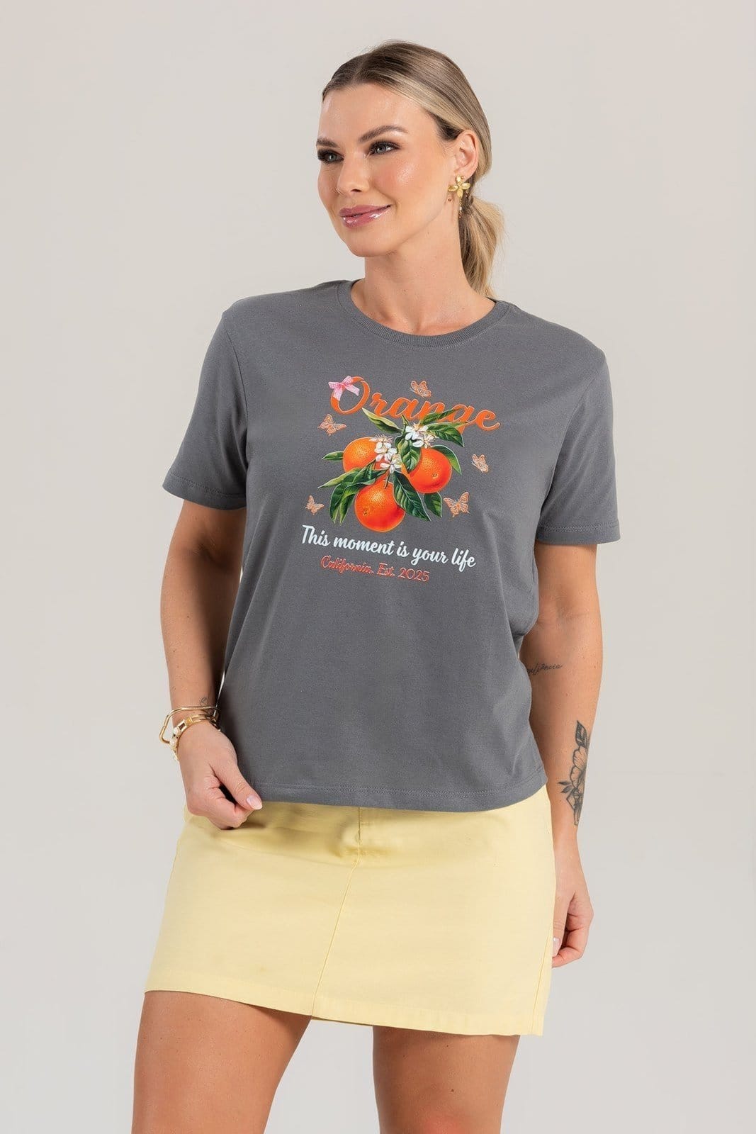 Vista 2 T-shirt Feminina Cianitas Chumbo Estampa Orange California Cianitas cinza orange