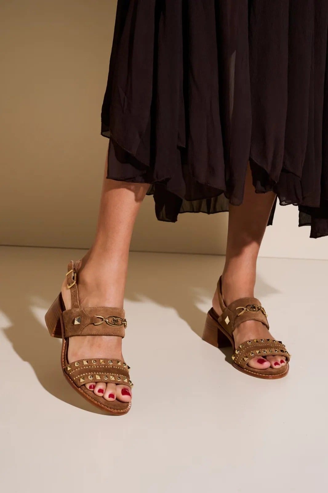 Sandalia Luiza Barcelos Em Camurça Com Salto Bloco Medio E Aplicações Metalicas