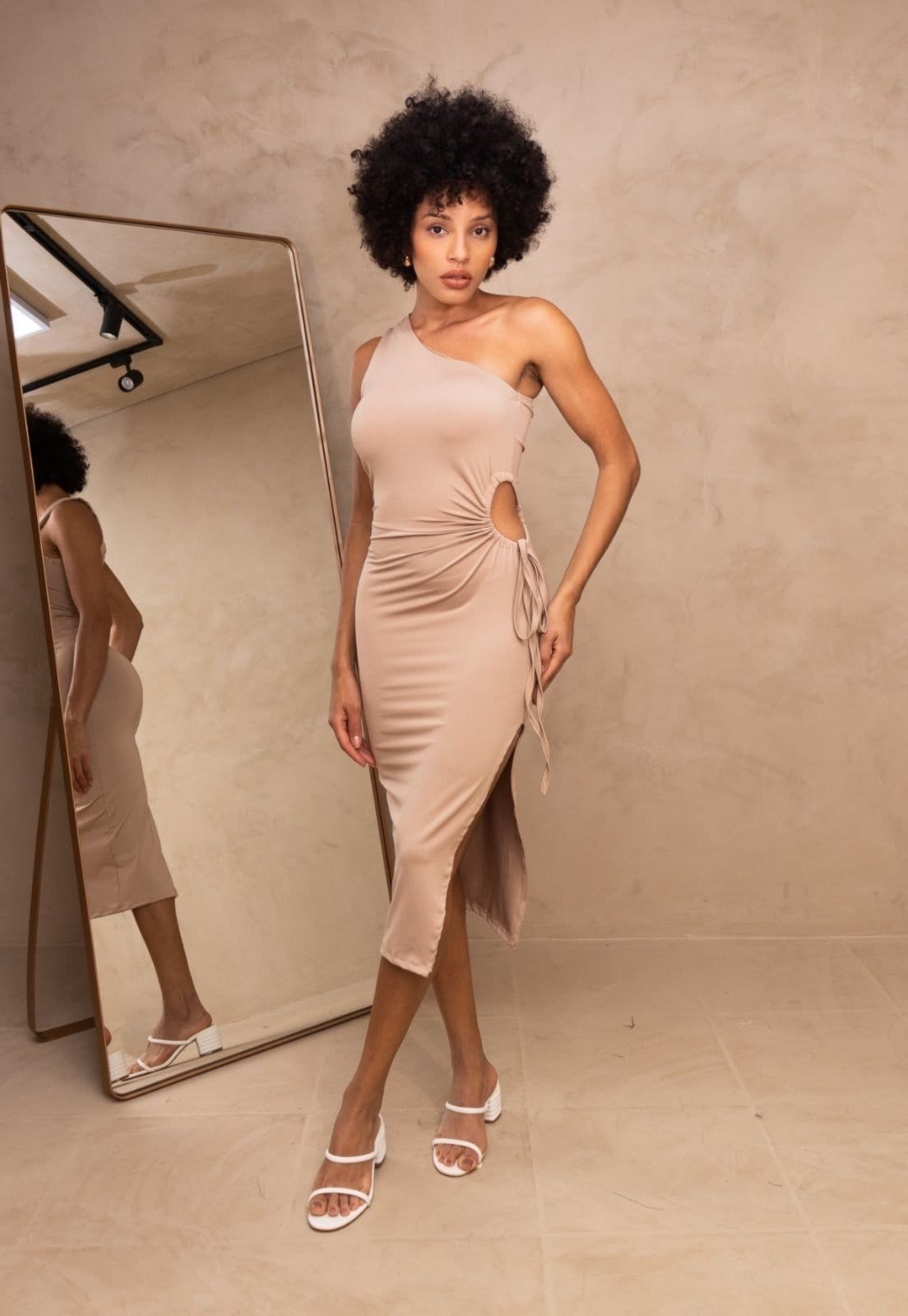 Vista 2 Vestido Curto Midi um Ombro Abertura Lateral Balada Sensual Vandrilla Cia do Vestido bege