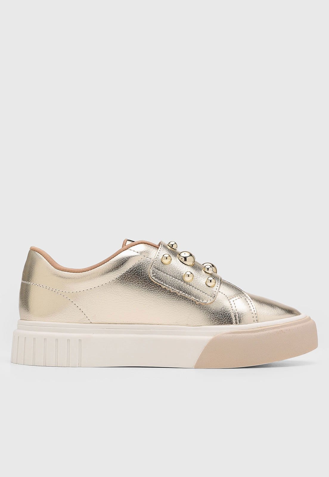 Vista 2 Tênis Feminino VIA UNO Slip On com Tachas Douradas VIA UNO dourado