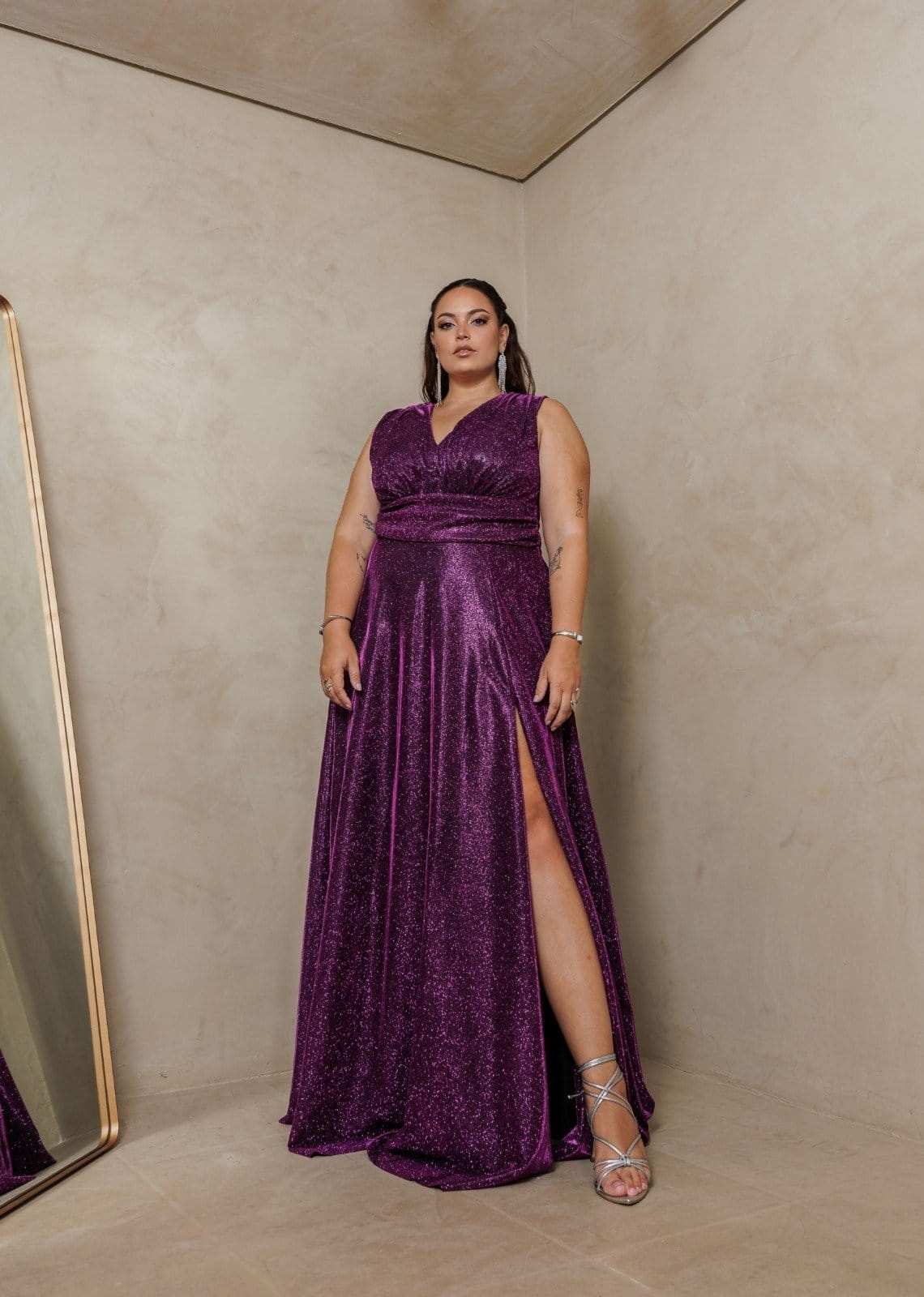 Vestido Longo de Festa Plus Size Decote em V Com Brillho com Fenda Amynalia Uva