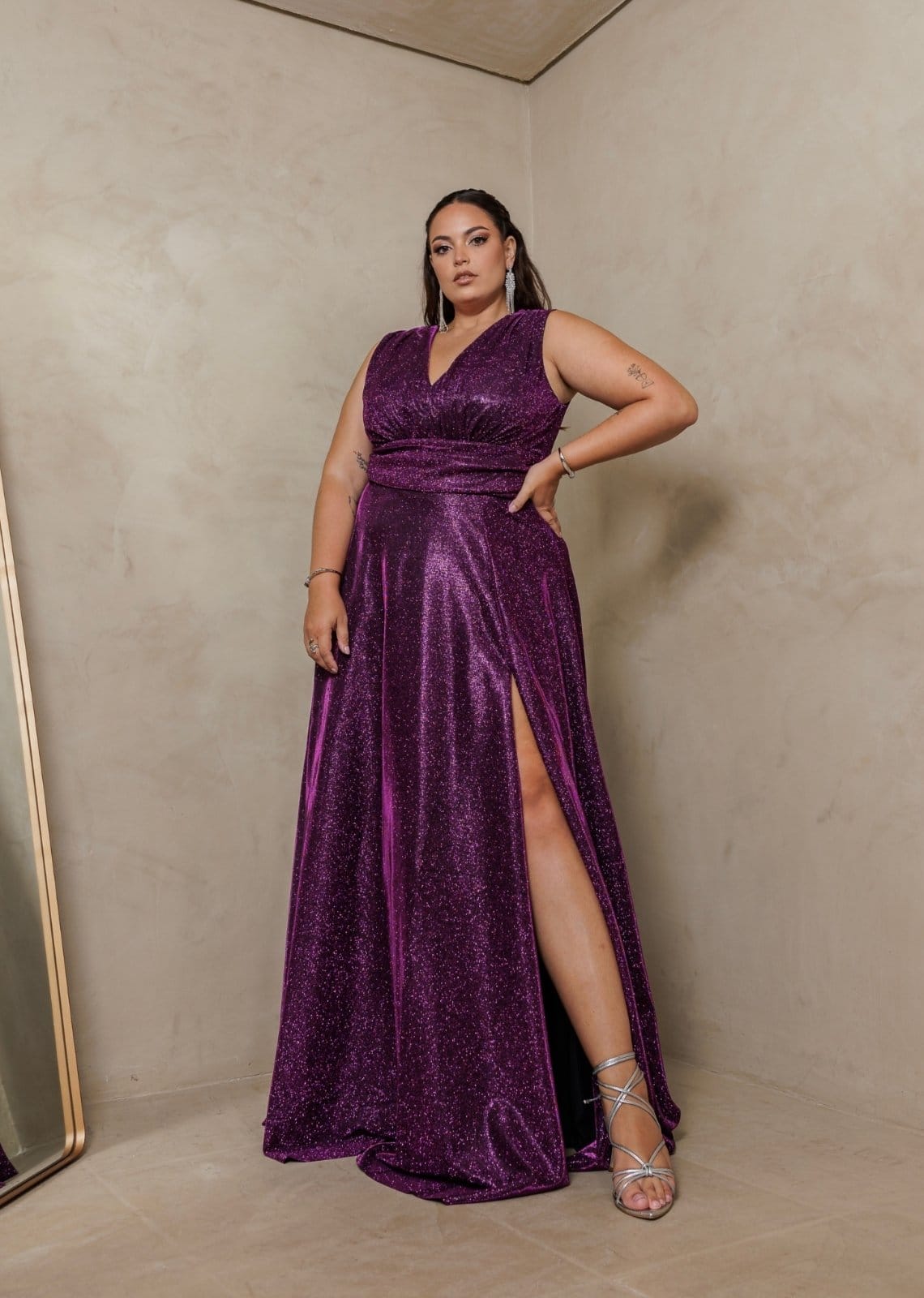 Vista 2 Vestido Longo de Festa Plus Size Decote em V Com Brillho com Fenda Amynalia Uva Cia do Vestido roxo