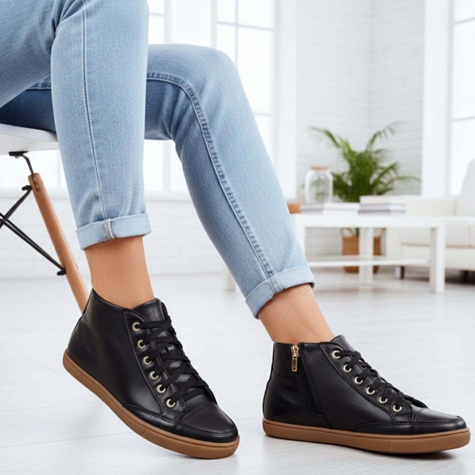 Bota Feminina Rasteira Preta Cano Curto em Couro com Zíper