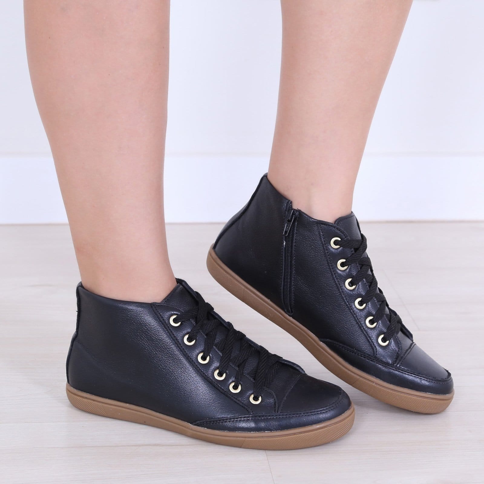 Vista 2 Bota Feminina Rasteira Preta Cano Curto em Couro com Zíper ROMEU E JULIETA SHOES preto