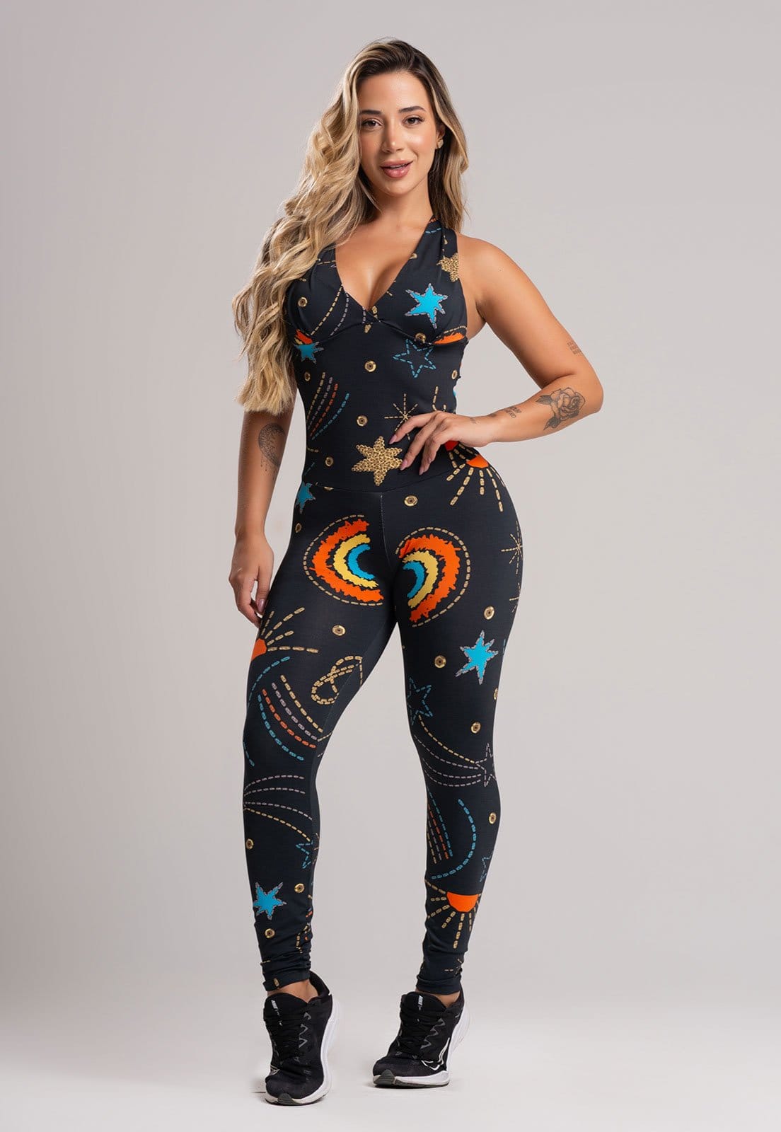 Vista 2 Macacão Longo MVB Modas Bojo Fitness Suplex Cosmic Mvb Modas estampado/multicolorido/preto