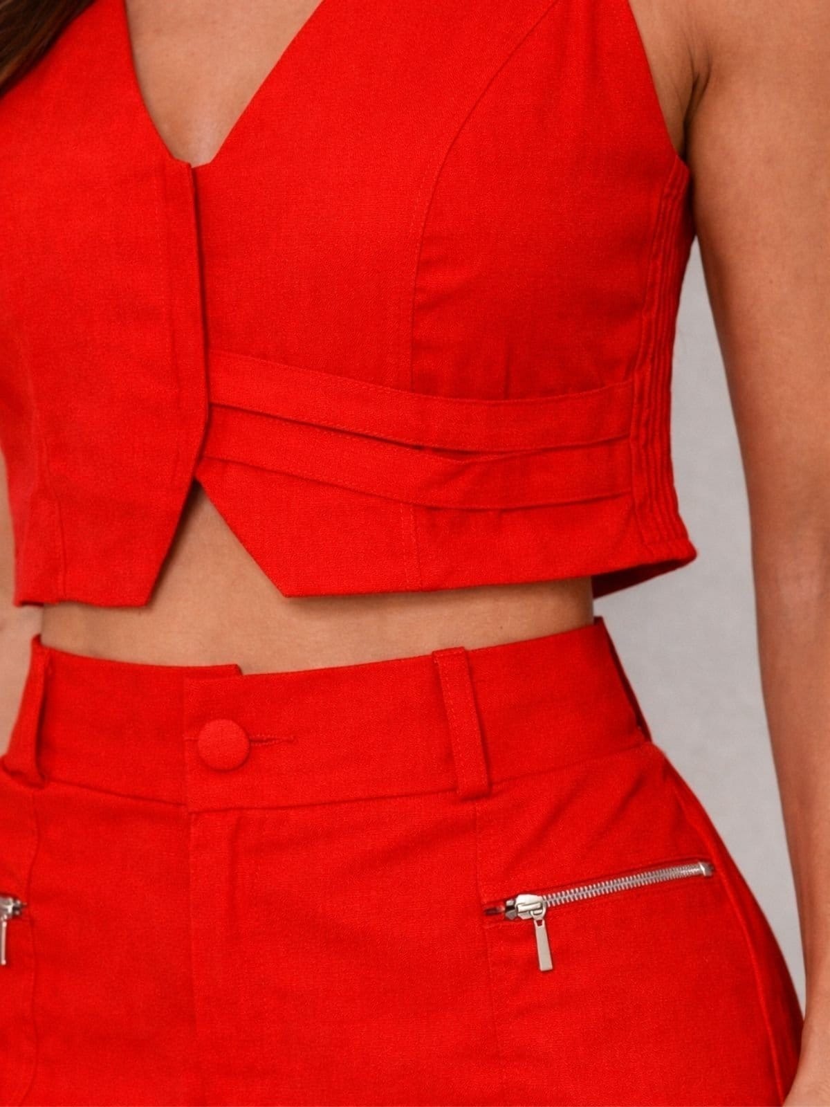 Vista 2 Conjunto Feminino Linho Cropped Colete e Shorts 2030 Tinder DIVINA GATA vermelho