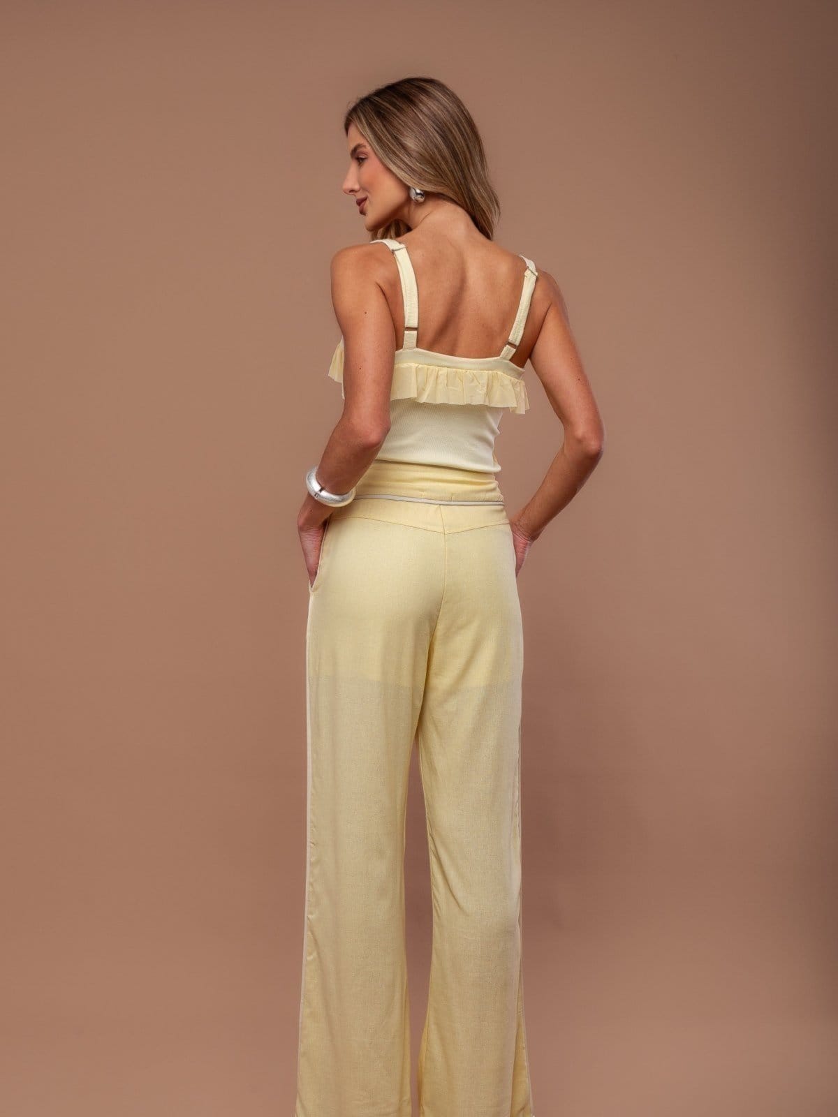 Vista 2 Calça Clubsoda Wide leg com vivo Clubsoda amarelo