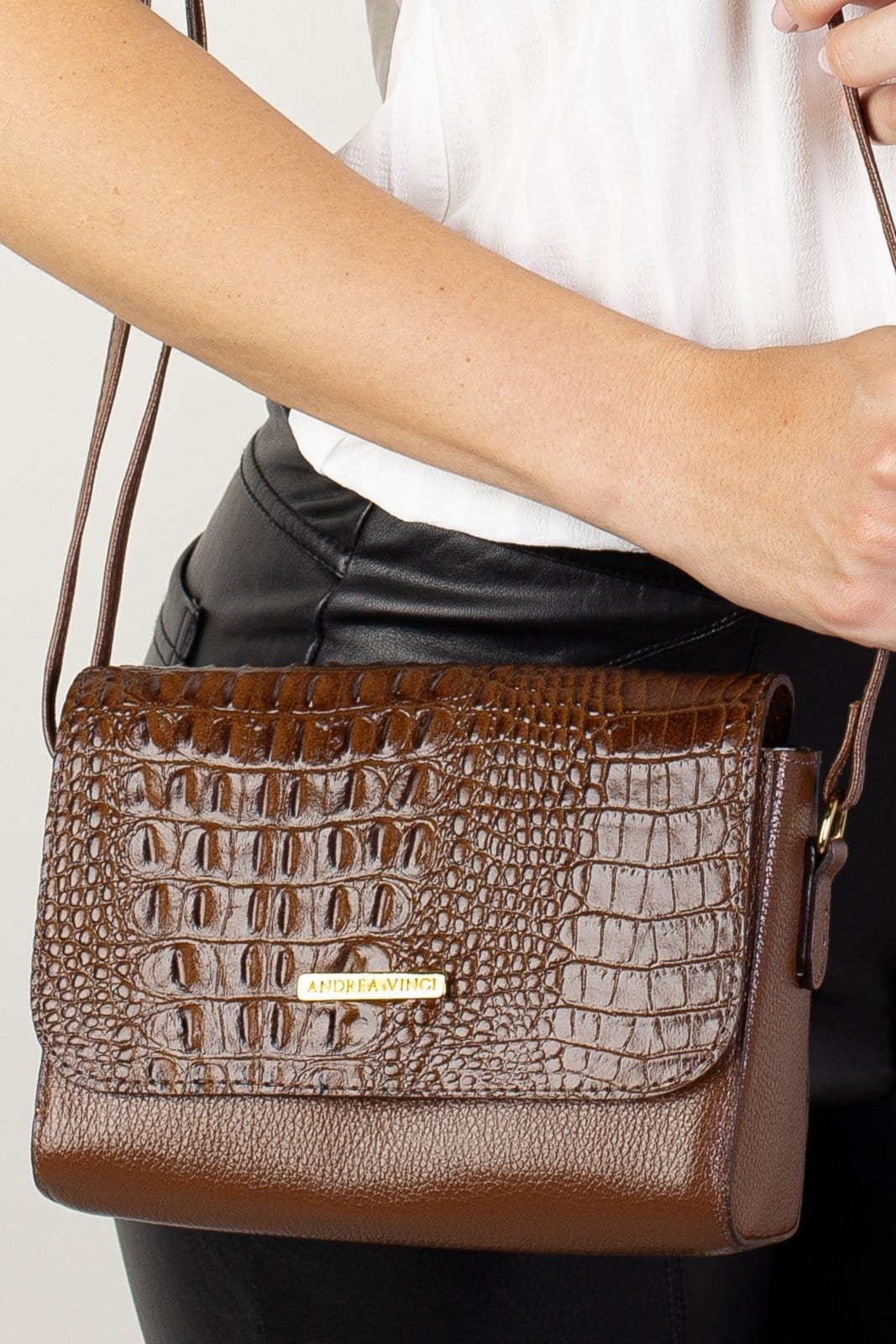 Vista 2 Mini bolsa transversal de couro croco Josi - Whisky Andrea Vinci preto