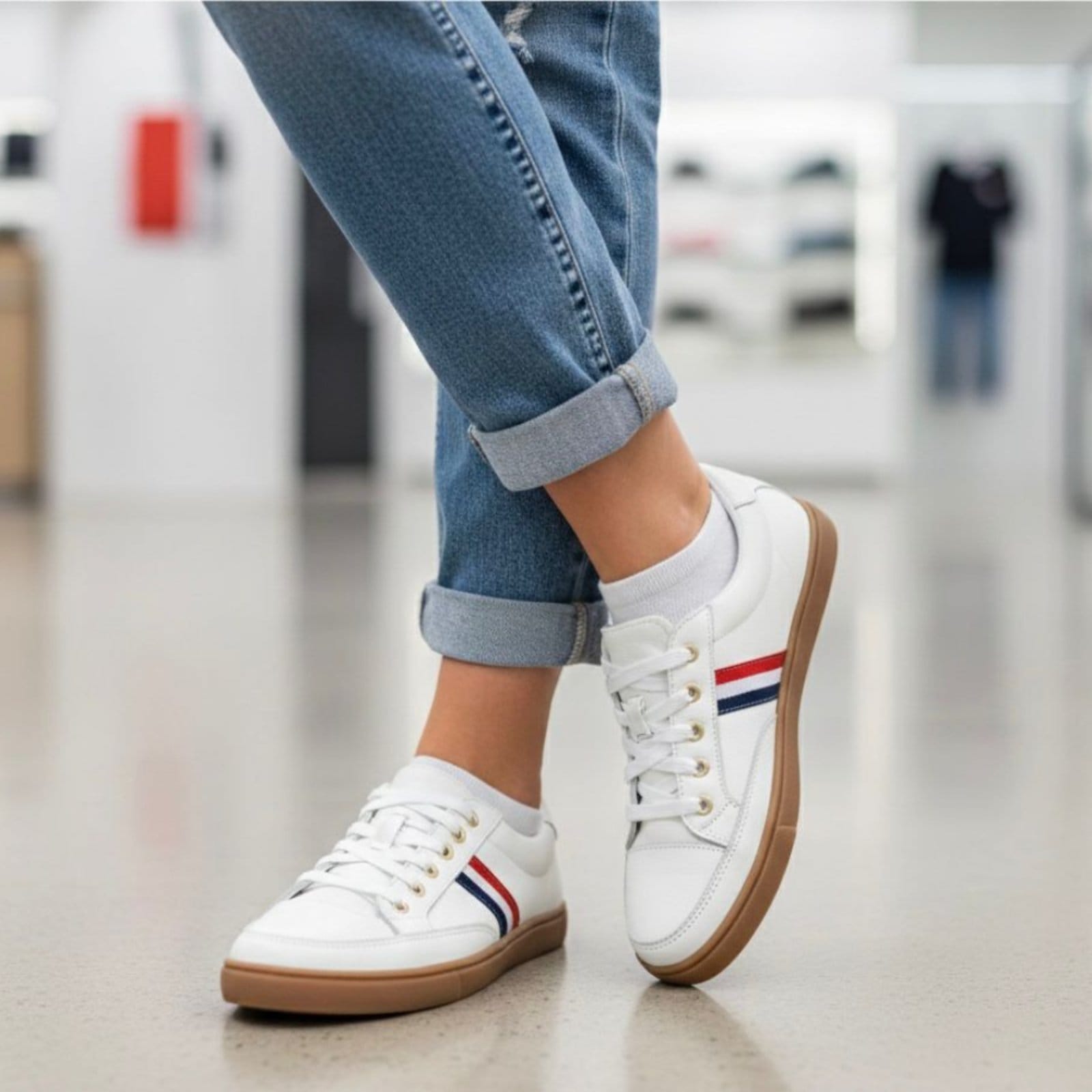 Vista 2 Tênis Rasteiro de Couro ROMEU E JULIETA SHOES branco