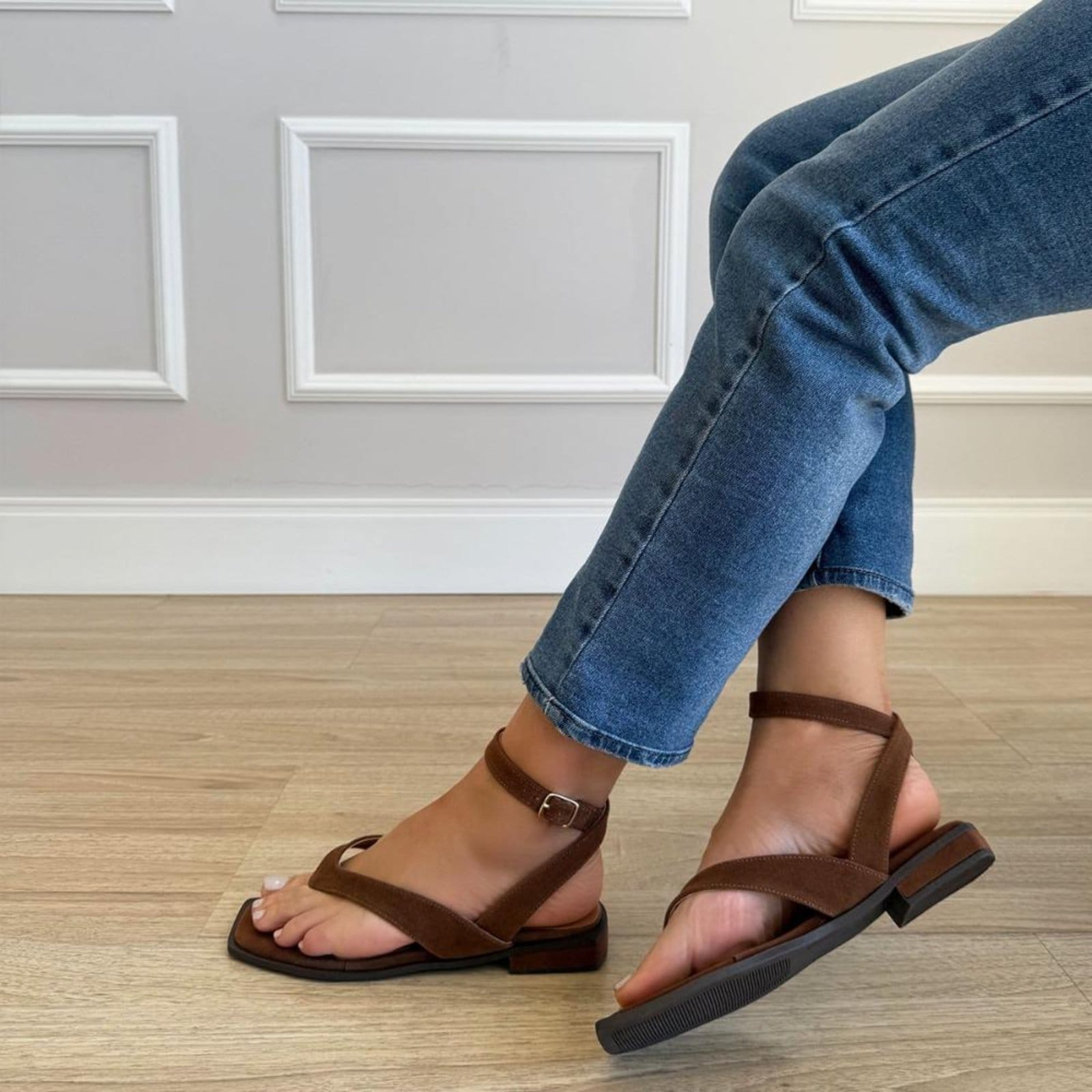 Vista 2 Sasha - Rasteira Feminina Camurça com Tiras e Fivela Damannu Shoes marrom