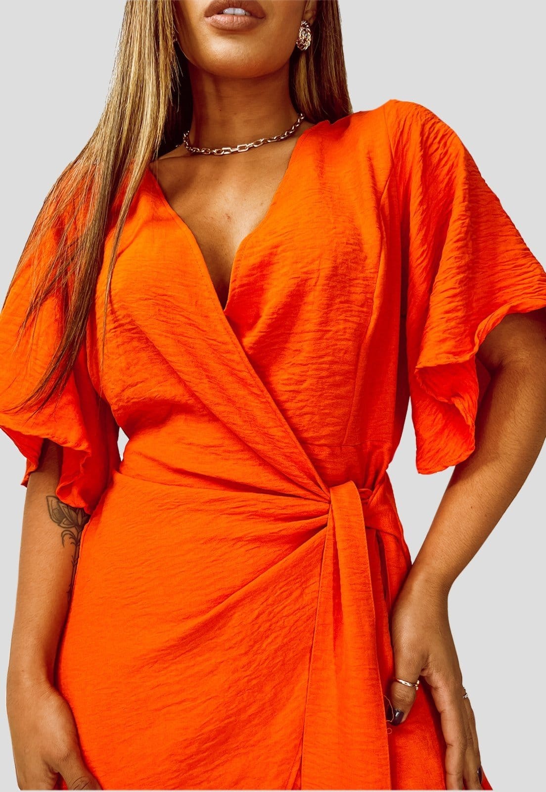 Vista 2 Macaquinho Manga Curta Crepe Duna Decotado Envelope Soltinho Laranja YWC ind coral