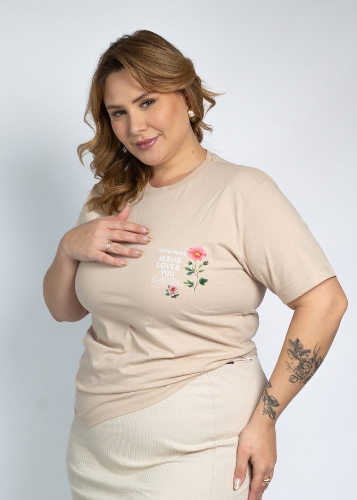 Vista 2 T-shirt Feminina Cianitas Chocolate Estampa Jesus Loves You Cianitas marrom